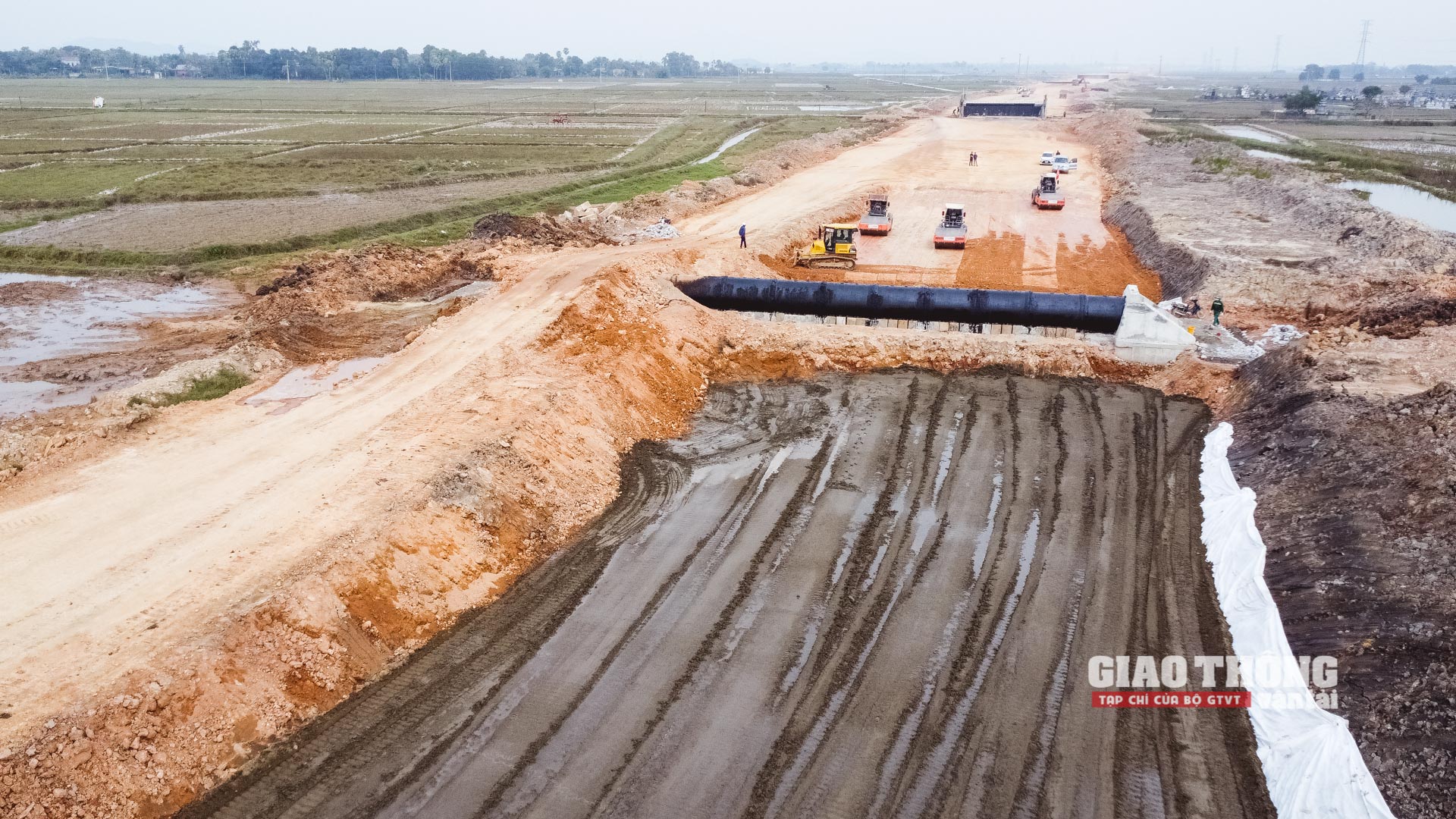 Phóng sự ảnh: Đua tiến độ thi công cao tốc Bắc - Nam qua Thanh Hóa - Ảnh 22.