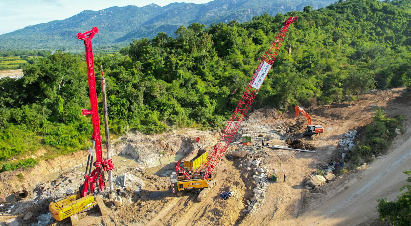 Chùm ảnh: Nhà thầu mang toàn "hàng khủng" thi công cao tốc Cam Lâm - Vĩnh Hảo - Ảnh 4.