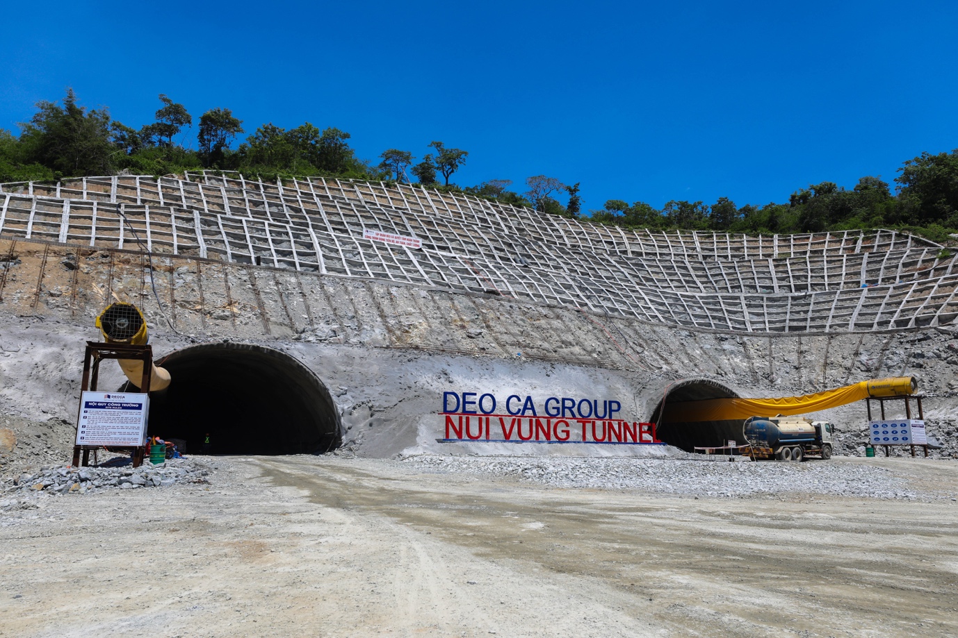 Chùm ảnh: Nhà thầu mang toàn "hàng khủng" thi công cao tốc Cam Lâm - Vĩnh Hảo - Ảnh 5.