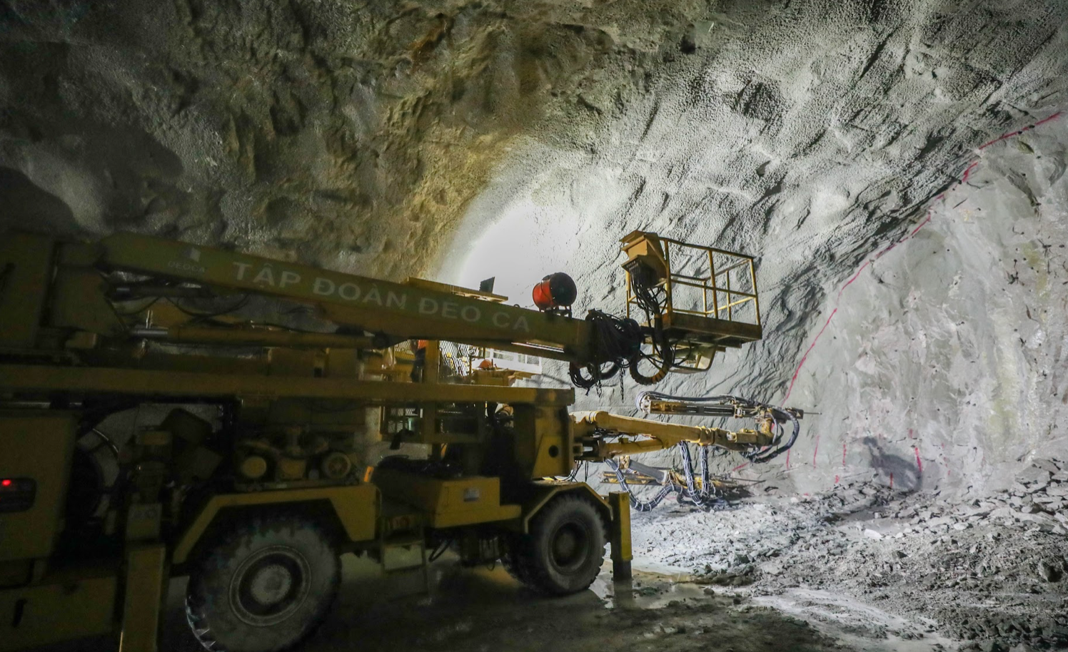 Chùm ảnh: Nhà thầu mang toàn "hàng khủng" thi công cao tốc Cam Lâm - Vĩnh Hảo - Ảnh 7.