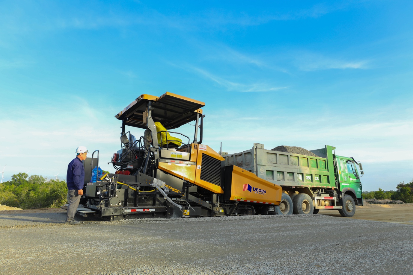 Chùm ảnh: Nhà thầu mang toàn "hàng khủng" thi công cao tốc Cam Lâm - Vĩnh Hảo - Ảnh 9.