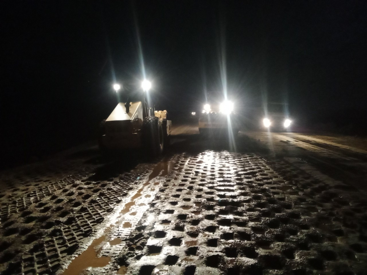 Chùm ảnh: Nhà thầu mang toàn "hàng khủng" thi công cao tốc Cam Lâm - Vĩnh Hảo - Ảnh 10.