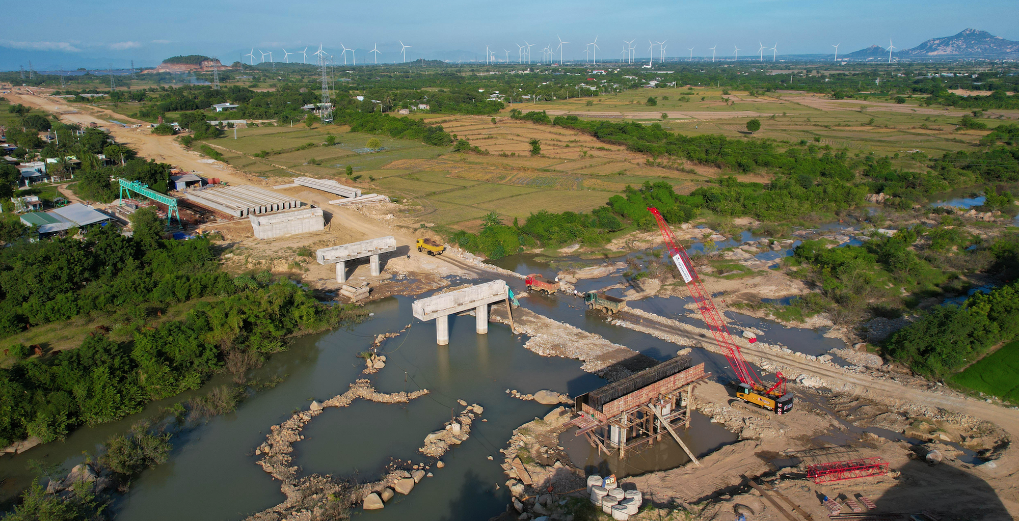 Chùm ảnh: Nhà thầu mang toàn "hàng khủng" thi công cao tốc Cam Lâm - Vĩnh Hảo - Ảnh 11.