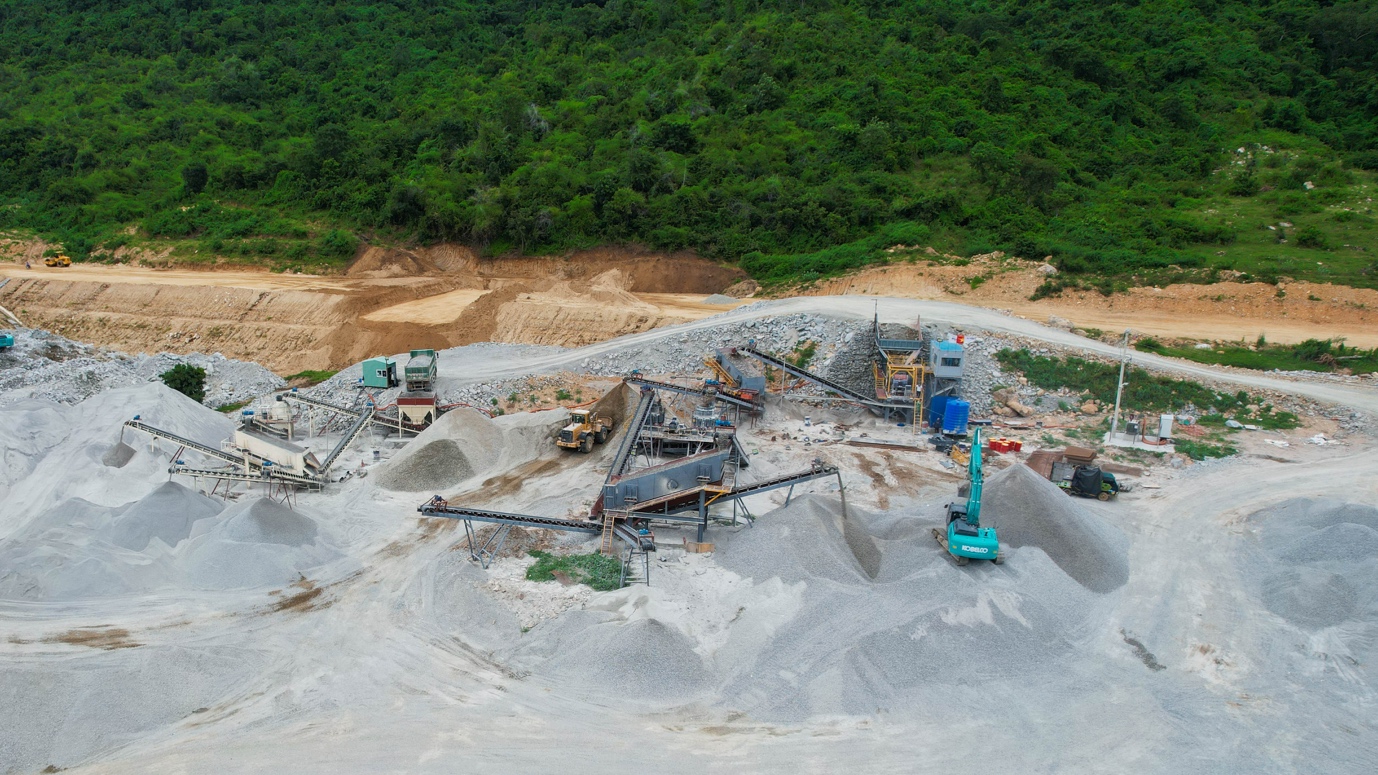 Chùm ảnh: Nhà thầu mang toàn "hàng khủng" thi công cao tốc Cam Lâm - Vĩnh Hảo - Ảnh 13.