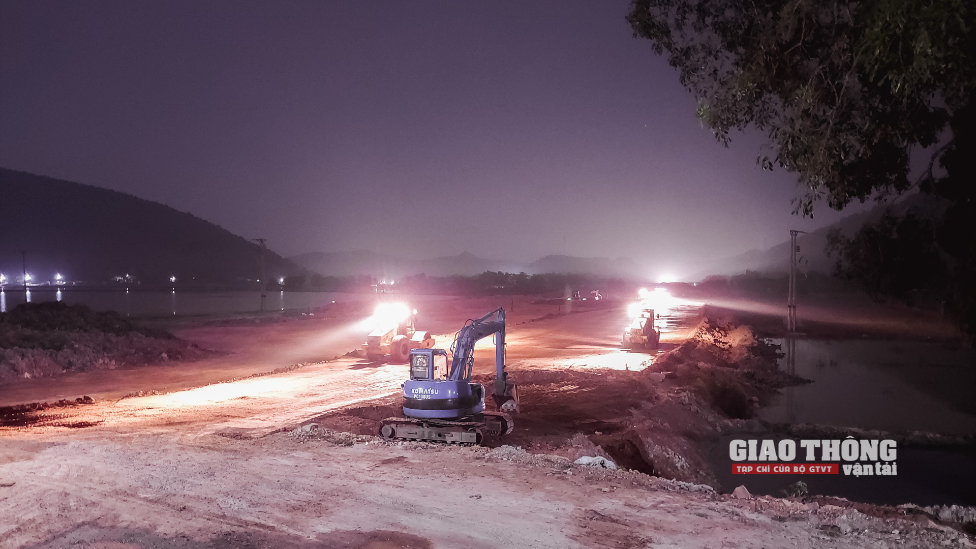 Chùm ảnh: Cận cảnh thi công hầm Thung Thi không quản ngày đêm - Ảnh 9. Chùm ảnh: Cận cảnh thi công hầm Thung Thi không quản ngày đêm - Ảnh 9.