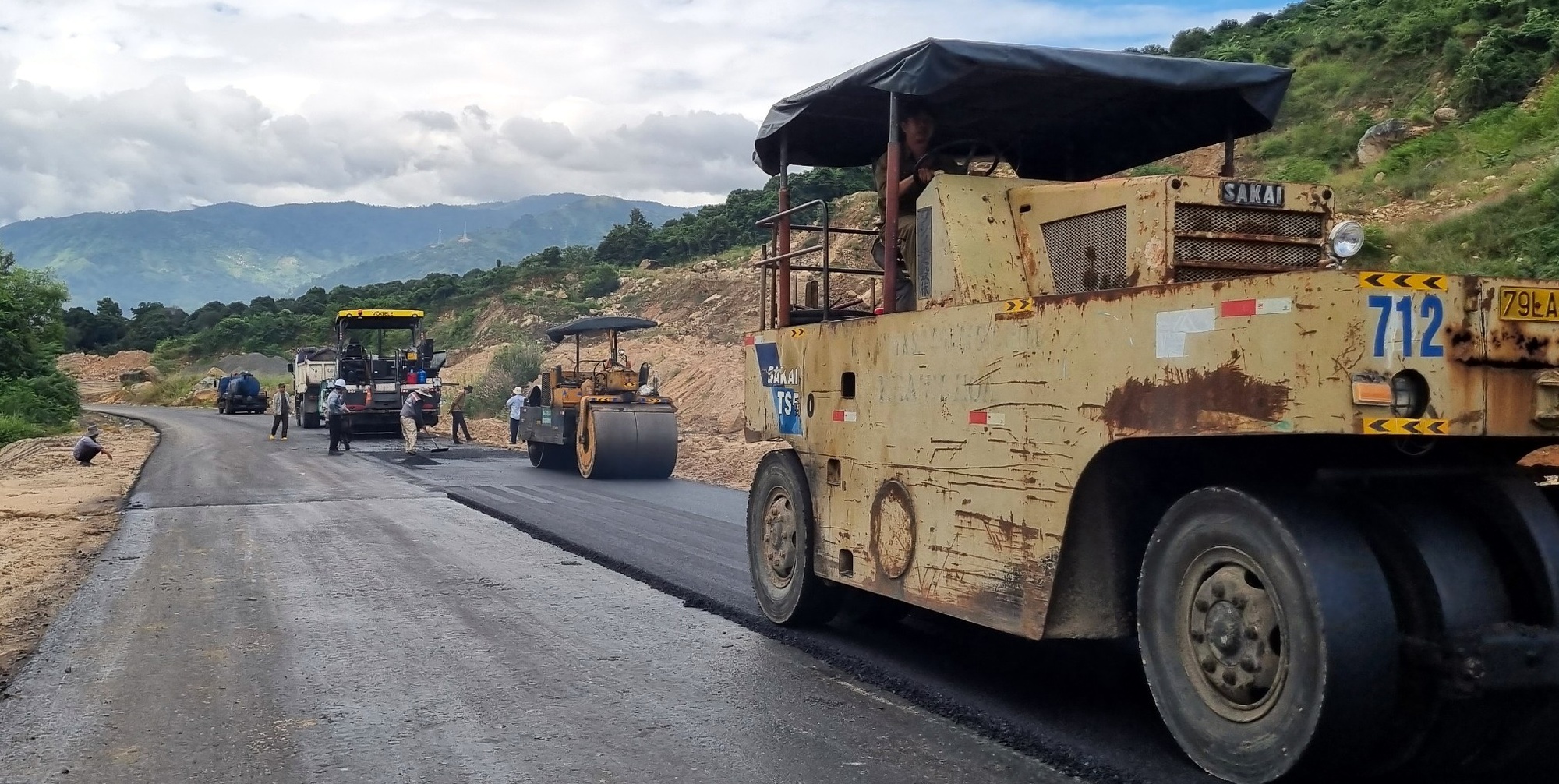 Khánh Hòa tăng tốc thi công, sớm thông xe kỹ thuật đường Tỉnh lộ 3 - Ảnh 1.