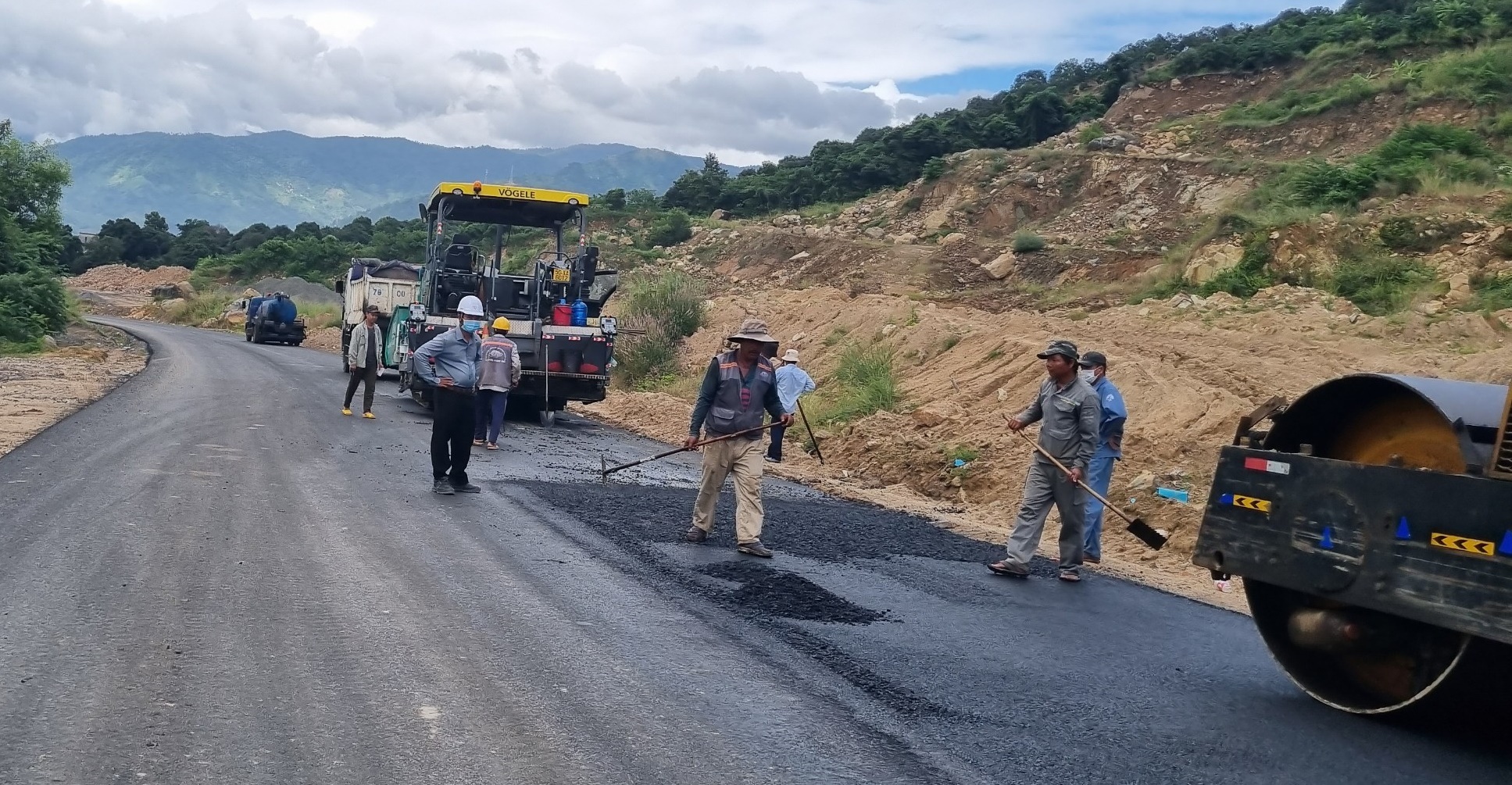 Khánh Hòa tăng tốc thi công, sớm thông xe kỹ thuật đường Tỉnh lộ 3 - Ảnh 4.