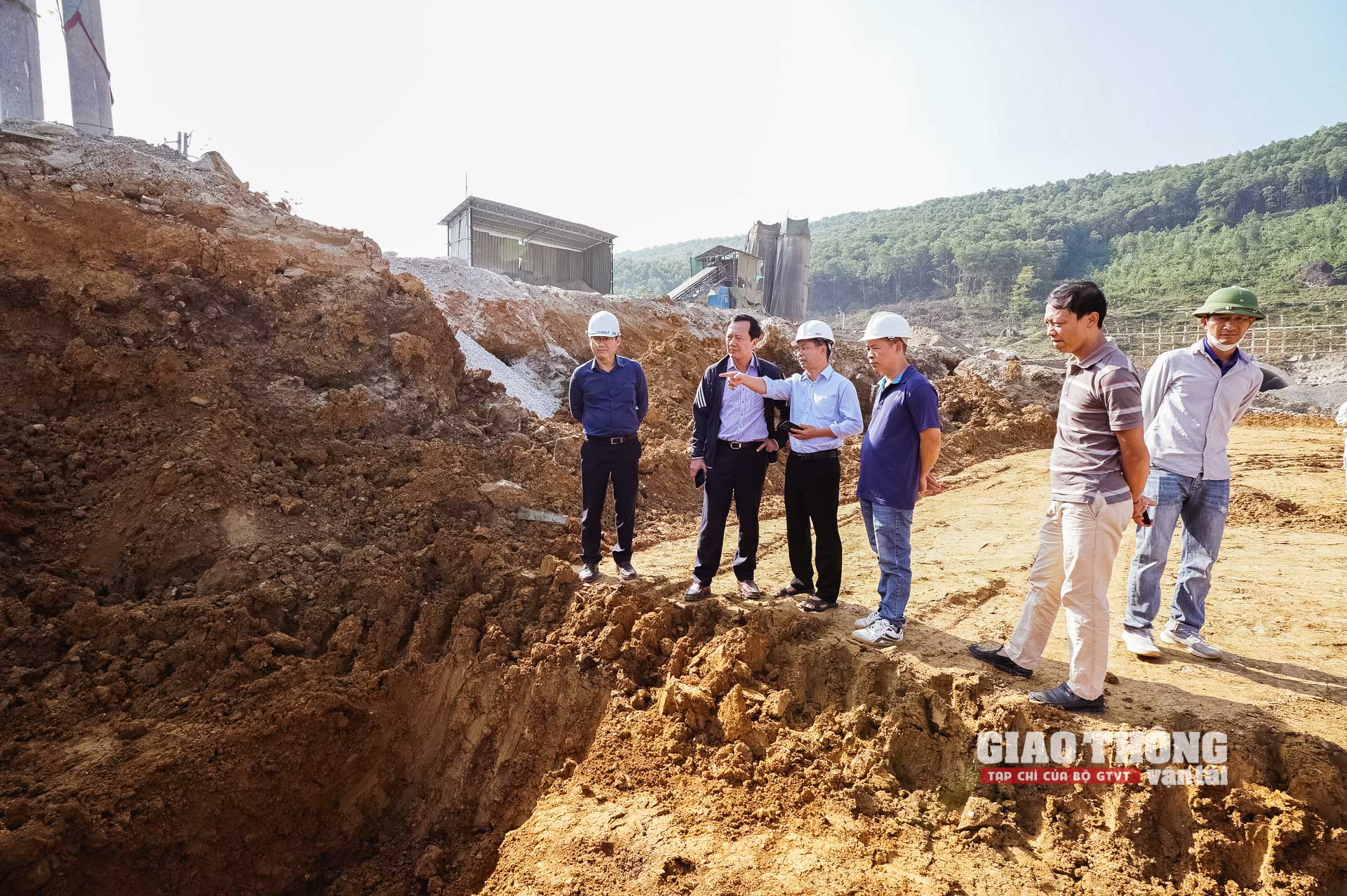 Chùm ảnh: Cận cảnh thi công hầm Thung Thi không quản ngày đêm - Ảnh 7. Chùm ảnh: Cận cảnh thi công hầm Thung Thi không quản ngày đêm - Ảnh 7.