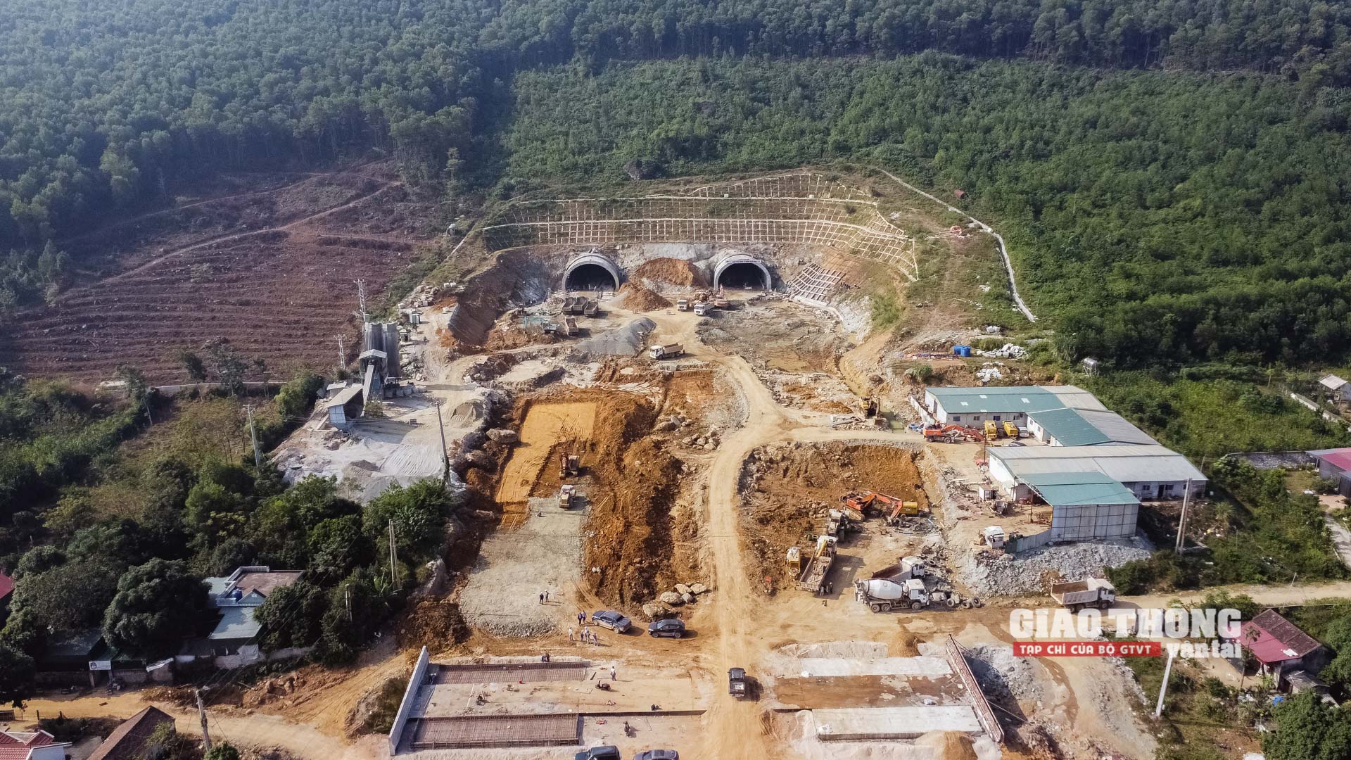 Chùm ảnh: Cận cảnh thi công hầm Thung Thi không quản ngày đêm - Ảnh 1. Chùm ảnh: Cận cảnh thi công hầm Thung Thi không quản ngày đêm - Ảnh 1.