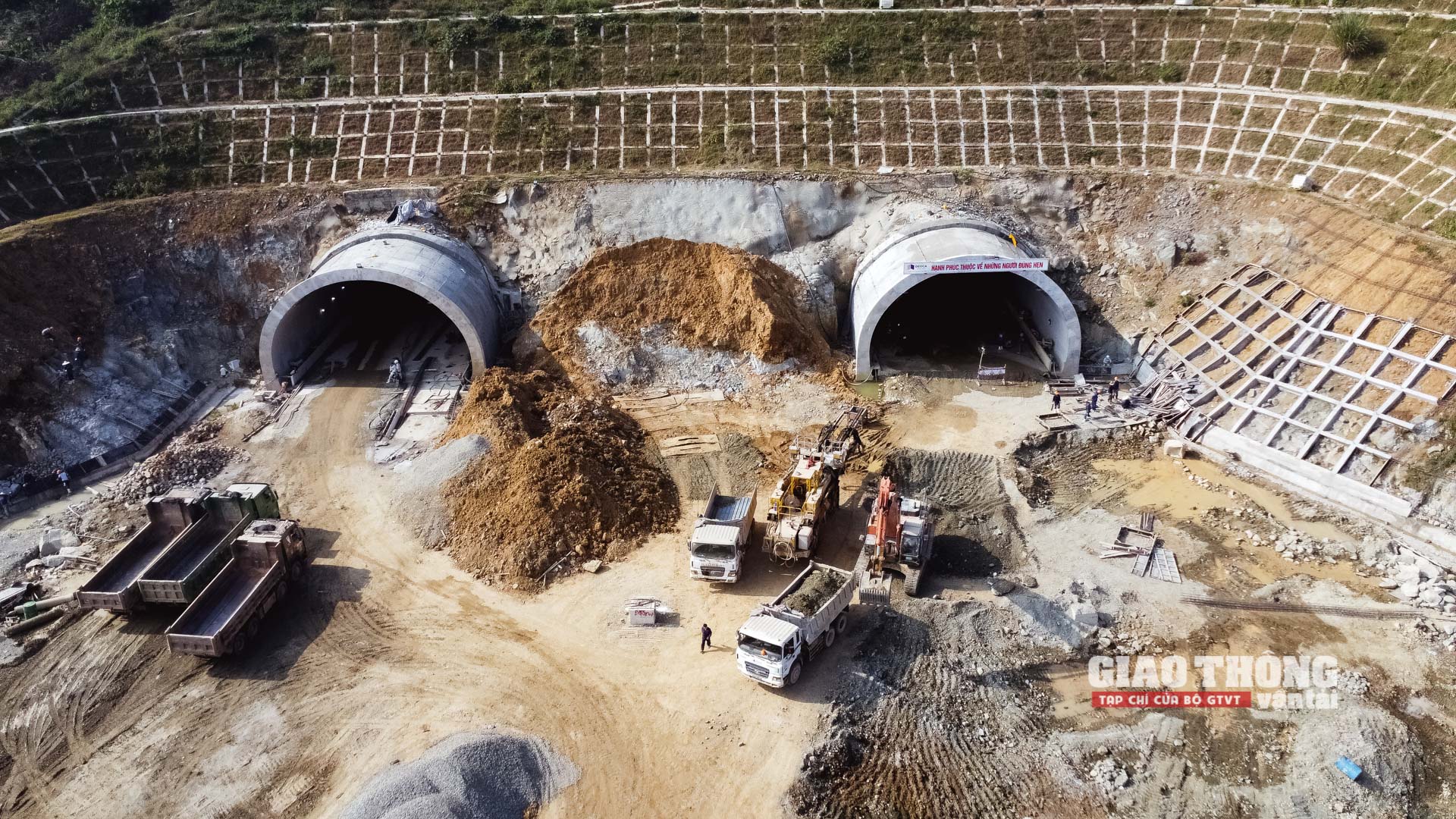 Chùm ảnh: Cận cảnh thi công hầm Thung Thi không quản ngày đêm - Ảnh 4. Chùm ảnh: Cận cảnh thi công hầm Thung Thi không quản ngày đêm - Ảnh 4.