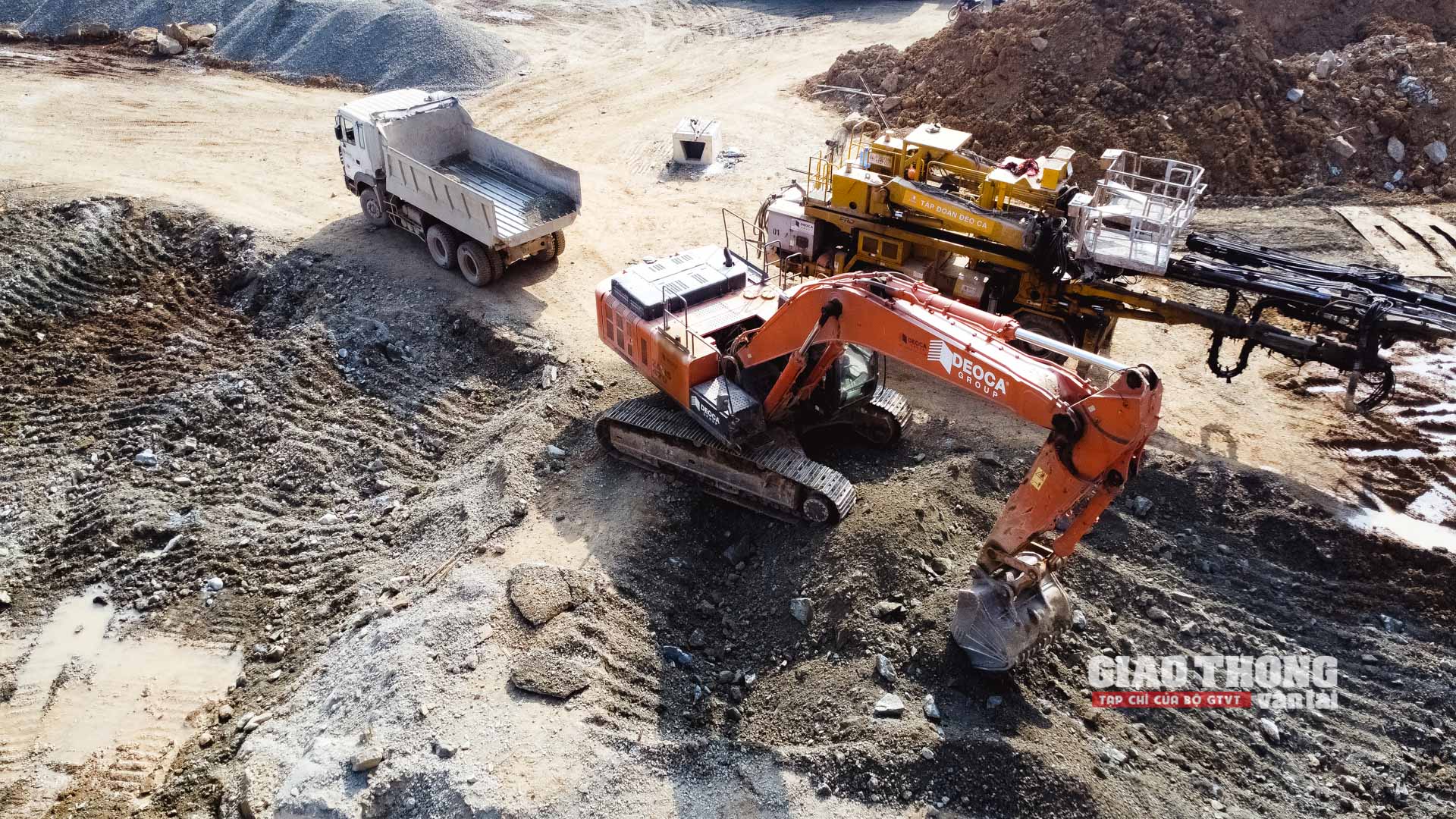 Chùm ảnh: Cận cảnh thi công hầm Thung Thi không quản ngày đêm - Ảnh 6. Chùm ảnh: Cận cảnh thi công hầm Thung Thi không quản ngày đêm - Ảnh 6.