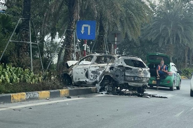 Hà Nội: Điều tra vụ ô tô bốc cháy trên đường Võ Nguyên Giáp - Ảnh 1.