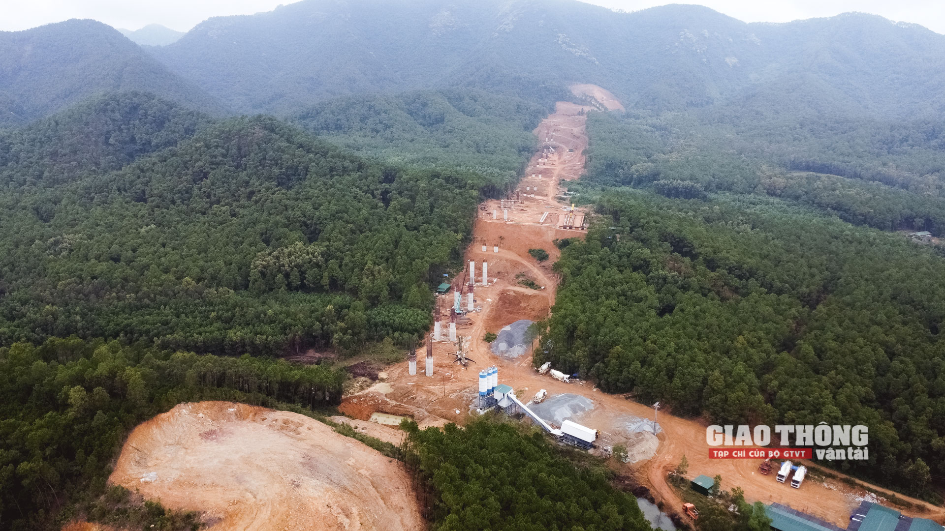 Phóng sự ảnh: Khởi sắc công trường cao tốc Diễn Châu - Bãi Vọt - Ảnh 12.