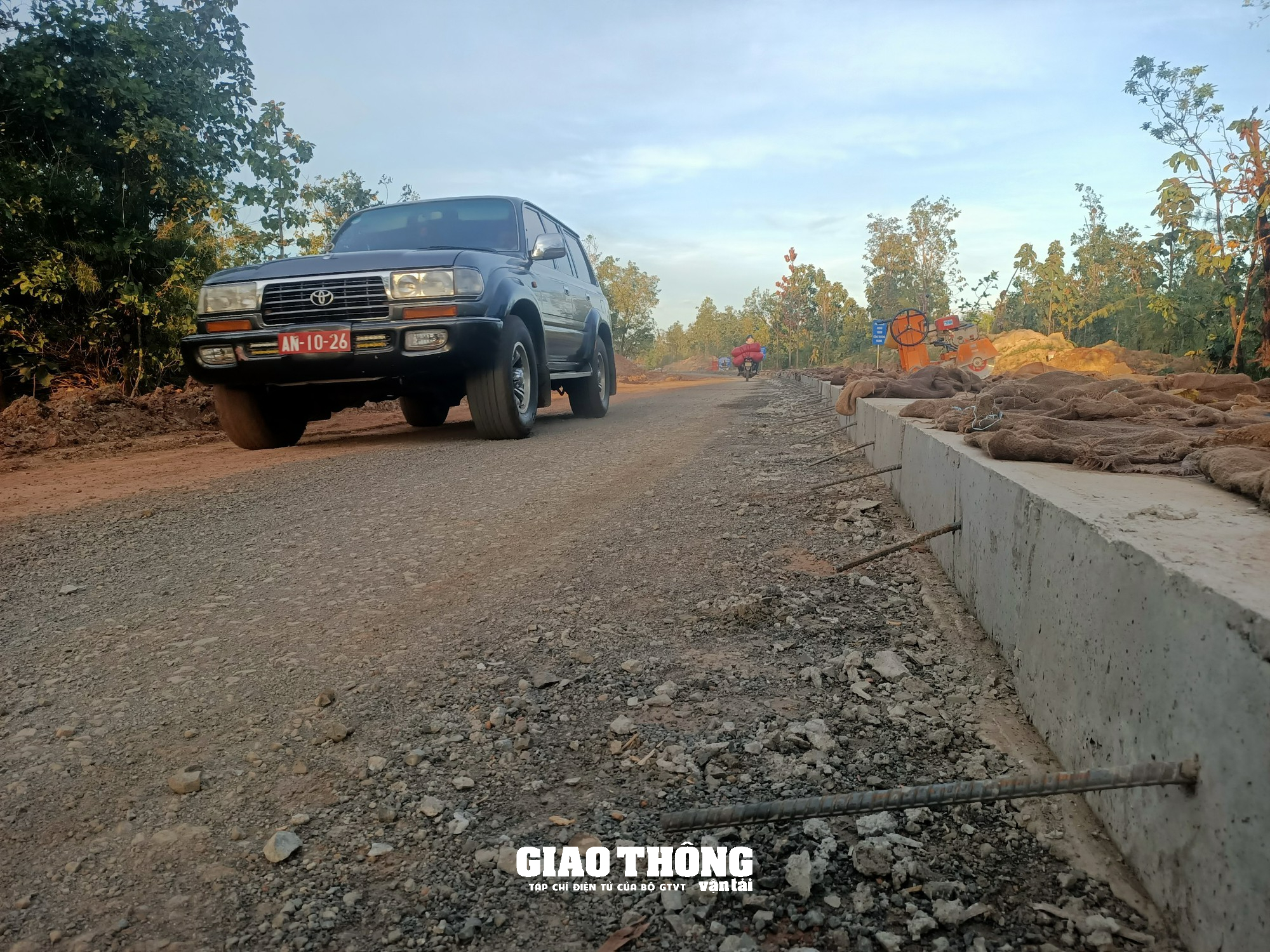 Thi công đường ĐT665 ở Gia Lai: Nhà thầu "ngó lơ" biện pháp đảm bảo ATGT - Ảnh 2.