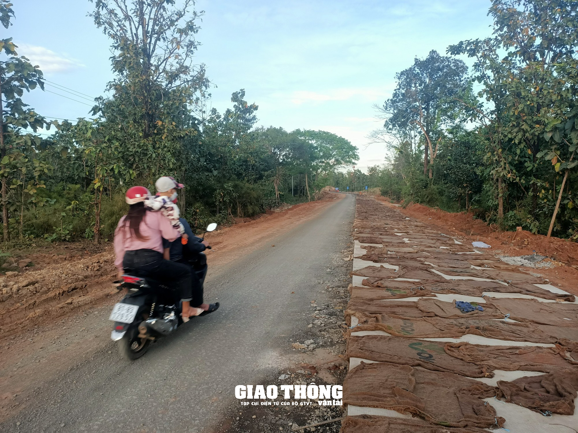 Thi công đường ĐT665 ở Gia Lai: Nhà thầu "ngó lơ" biện pháp đảm bảo ATGT - Ảnh 7.