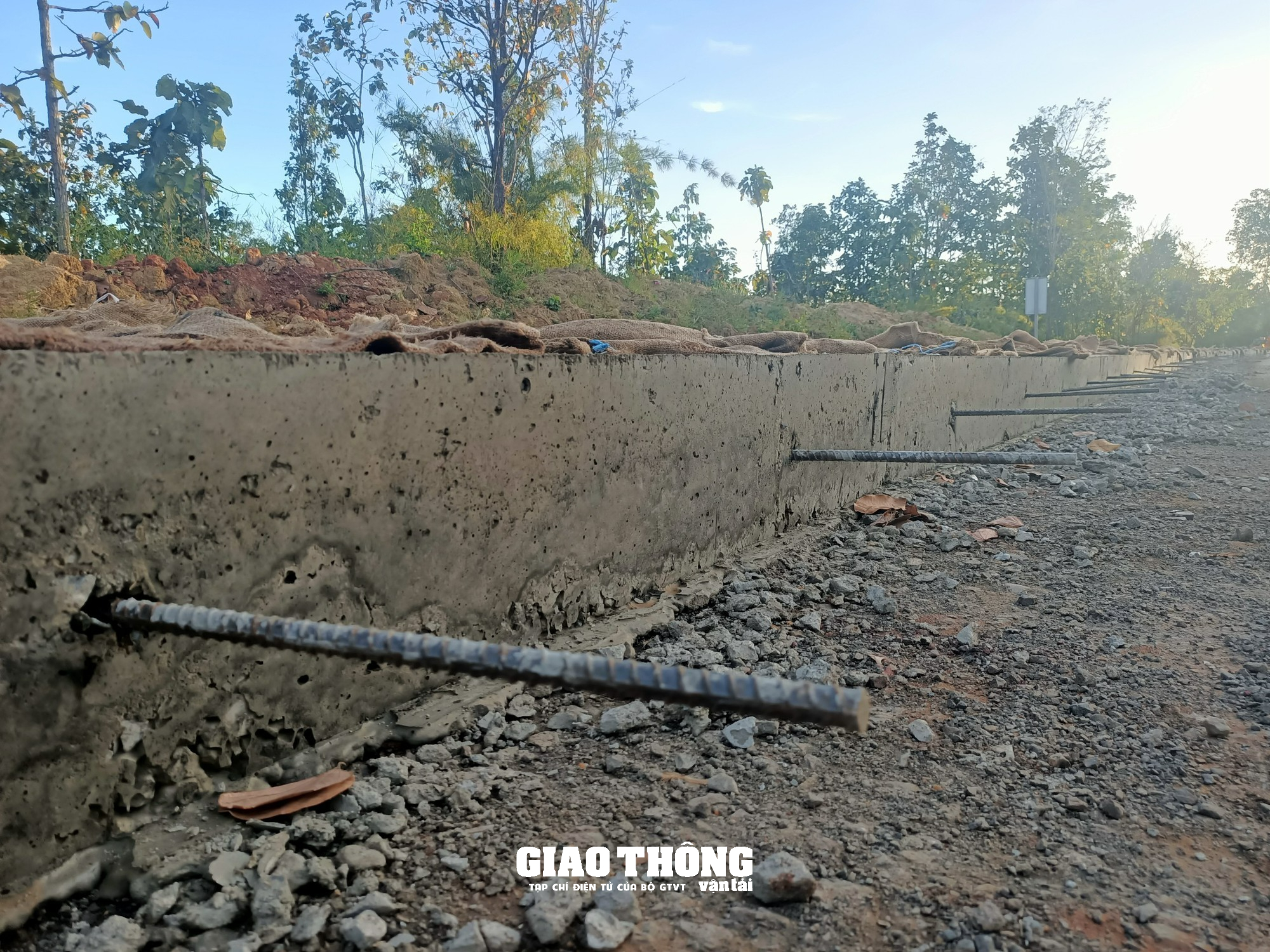 Thi công đường ĐT665 ở Gia Lai: Nhà thầu "ngó lơ" biện pháp đảm bảo ATGT - Ảnh 6.