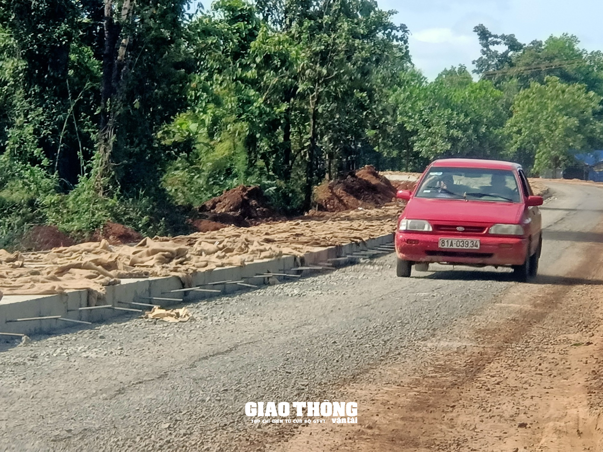 Thi công đường ĐT665 ở Gia Lai: Nhà thầu "ngó lơ" biện pháp đảm bảo ATGT - Ảnh 1.