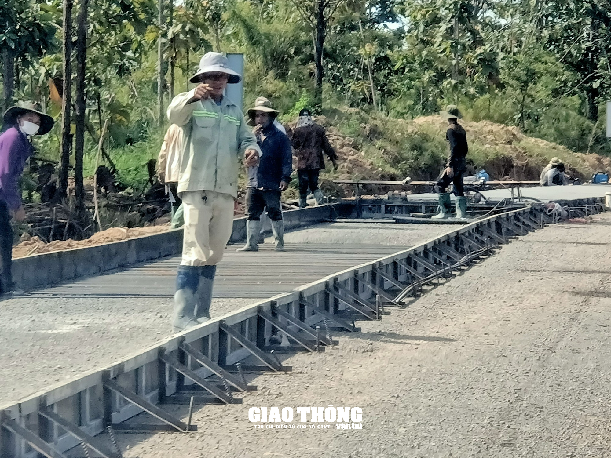 Thi công đường ĐT665 ở Gia Lai: Nhà thầu "ngó lơ" biện pháp đảm bảo ATGT - Ảnh 8.