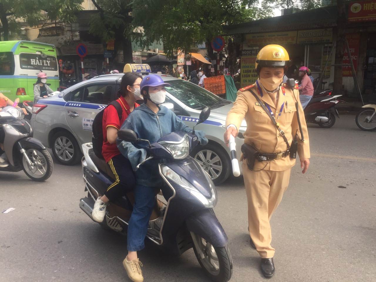 Hà Nội:
CSGT tiếp tục tuyên truyền đến bậc phụ huynh chấp hành ATGT - Ảnh 1.