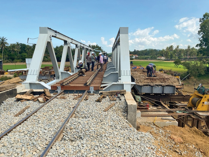 Báo động nhà thầu dự án 7.000 tỷ làm ẩu để máy thi công va chạm với tàu hỏa - Ảnh 1.