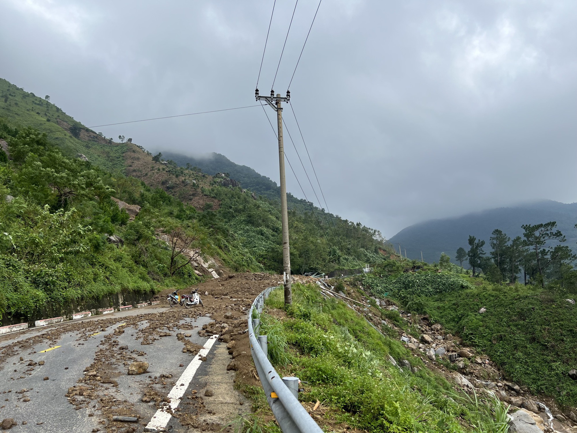Tan hoang đường đèo Hải Vân sau mưa bão - Ảnh 3.
