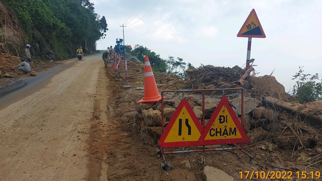 Tan hoang đường đèo Hải Vân sau mưa bão - Ảnh 4.