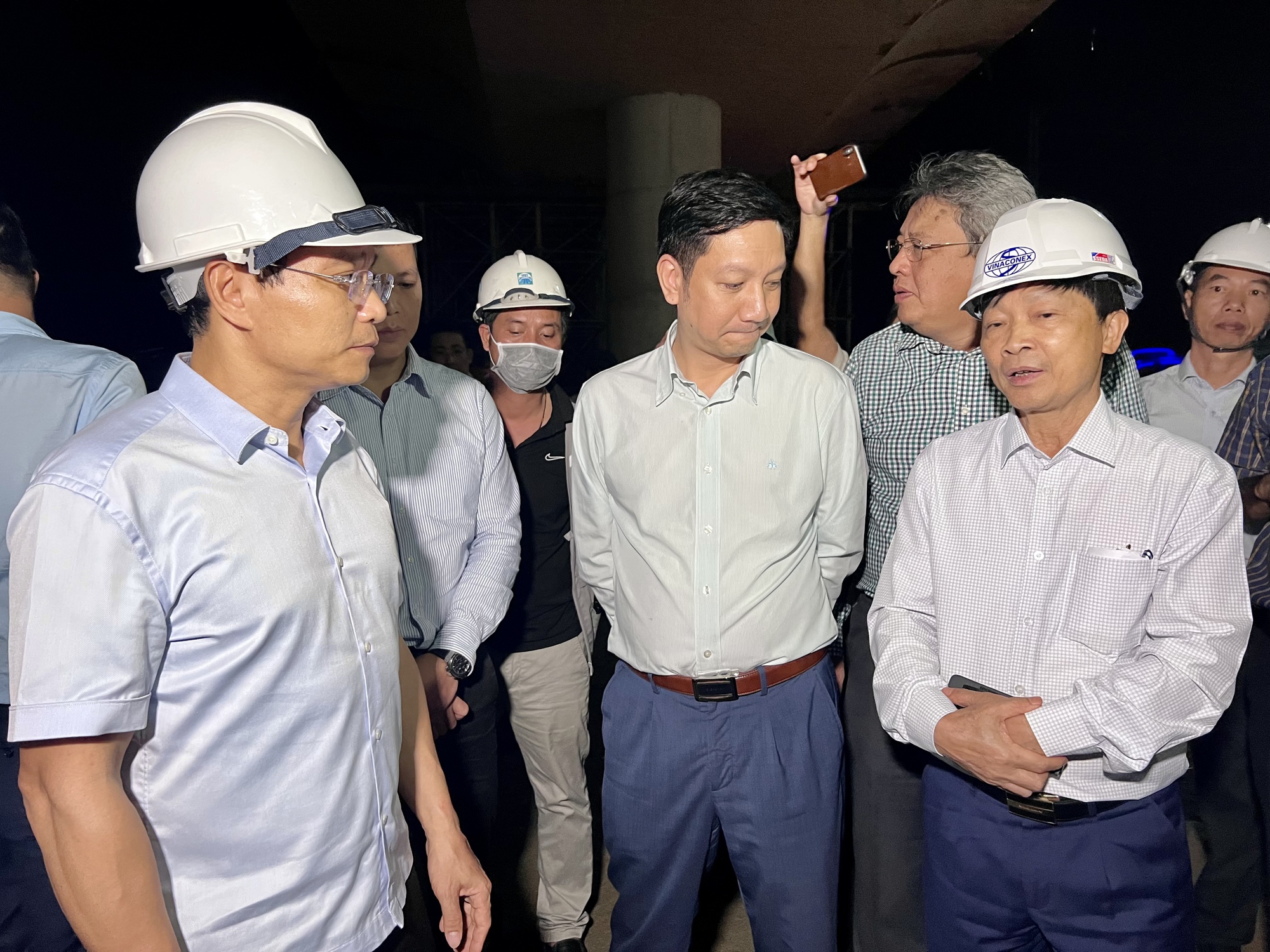 Bộ trưởng Nguyễn Văn Thắng "chốt" tiến độ cao tốc Vĩnh Hảo-Phan Thiết trong đêm kiểm tra công trường  - Ảnh 6.