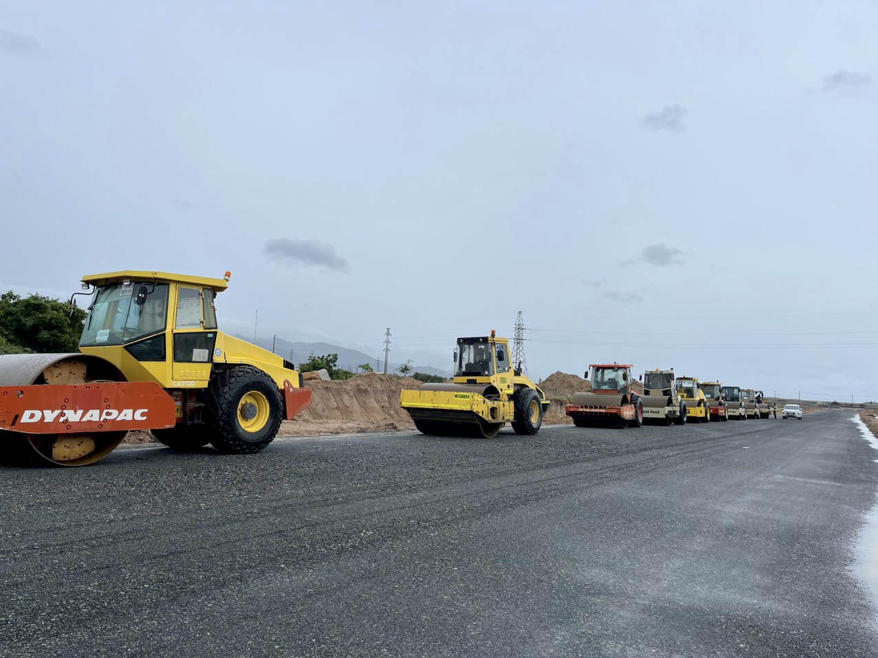Bộ trưởng Nguyễn Văn Thắng "chốt" tiến độ cao tốc Vĩnh Hảo-Phan Thiết trong đêm kiểm tra công trường  - Ảnh 2.