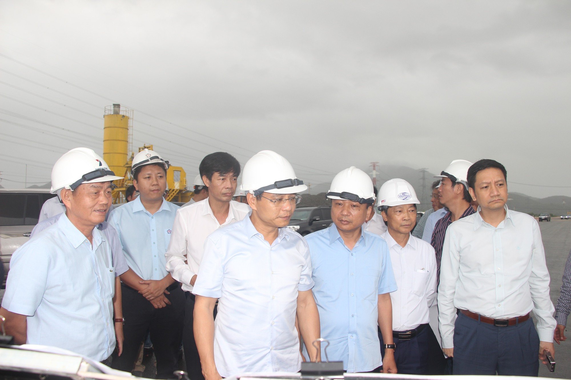 Bộ trưởng Nguyễn Văn Thắng "chốt" tiến độ cao tốc Vĩnh Hảo-Phan Thiết trong đêm kiểm tra công trường  - Ảnh 1.