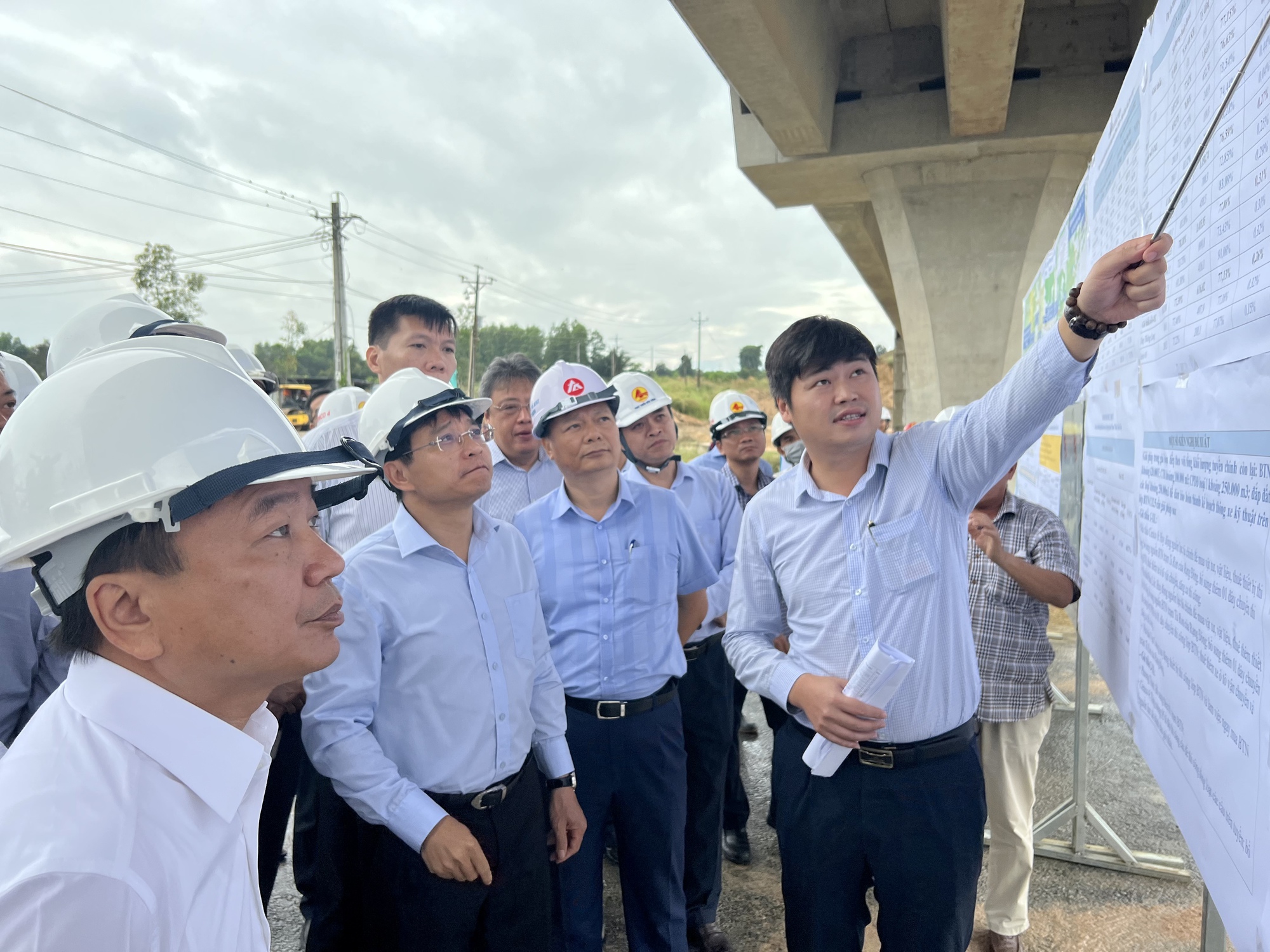 Nhà thầu không đáp ứng tiến độ, chất lượng sẽ không được làm cao tốc giai đoạn 2

 - Ảnh 1.