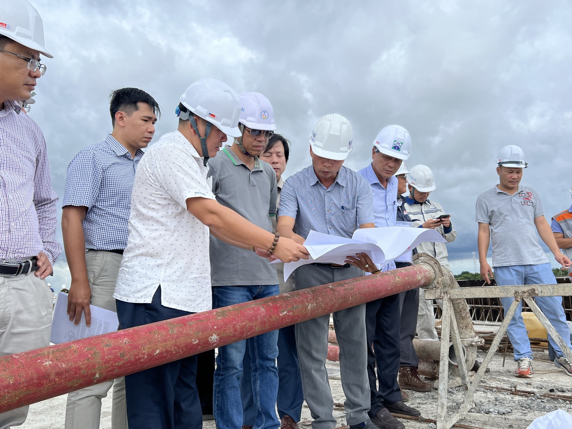 Thứ trưởng GTVT "thúc" tiến độ thi công dự án luồng sông Hậu qua Trà Vinh - Ảnh 1.