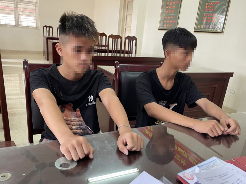 Hà Nội: Xác định "Quái xế" dùng chân điều khiển xe máy quay clip đăng TikTok - Ảnh 1. Hà Nội: Xác định "Quái xế" dùng chân điều khiển xe máy quay clip đăng TikTok - Ảnh 1.