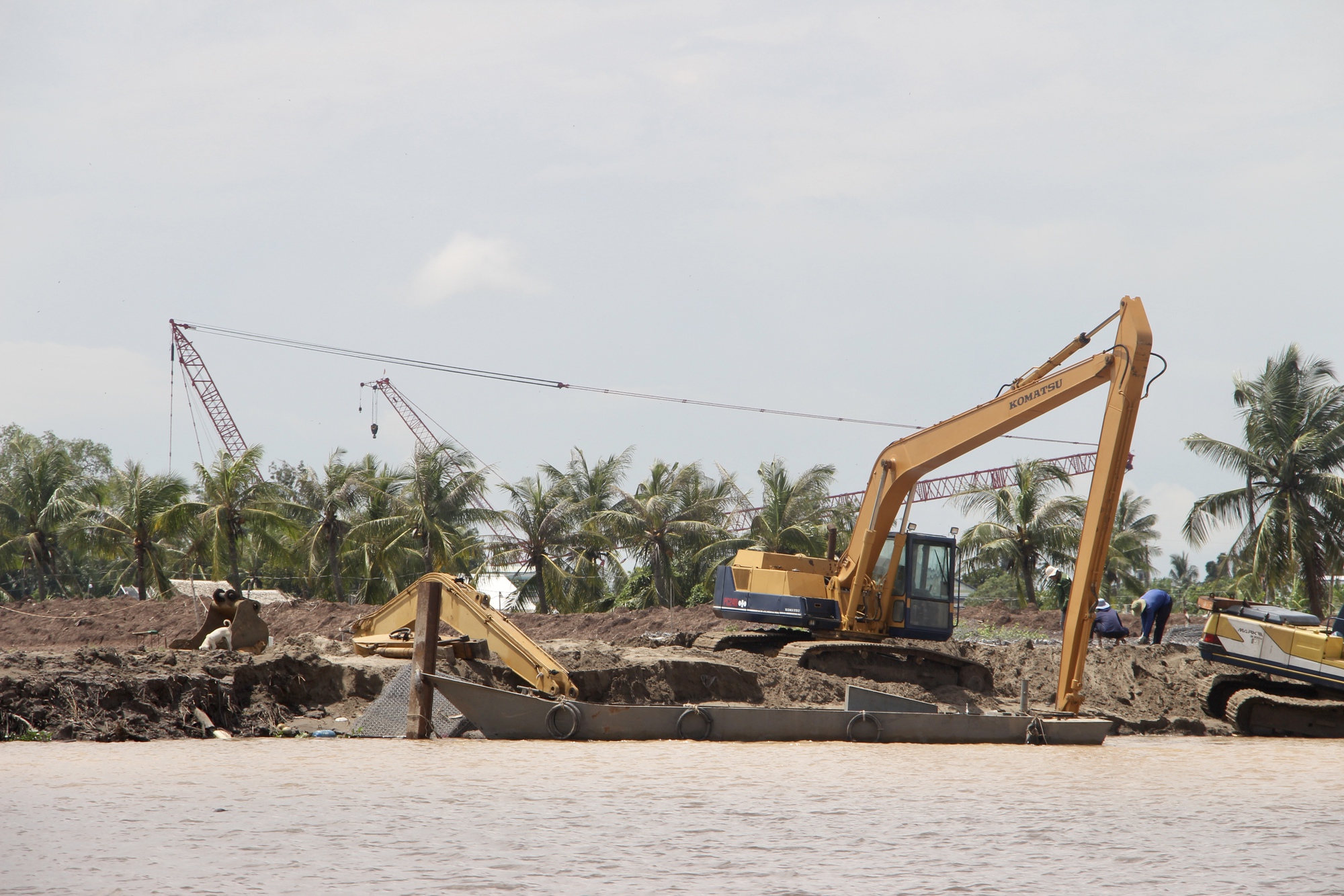 Thứ trưởng GTVT "thúc" tiến độ thi công dự án luồng sông Hậu qua Trà Vinh - Ảnh 4.
