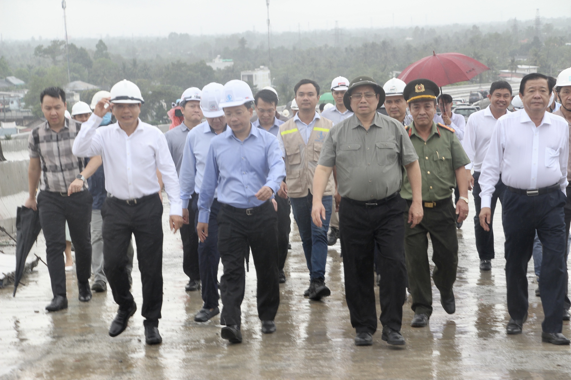 Thủ tướng Phạm Minh Chính kiểm tra dự án cầu Mỹ Thuận 2 và cao tốc Mỹ Thuận - Cần Thơ - Ảnh 5.