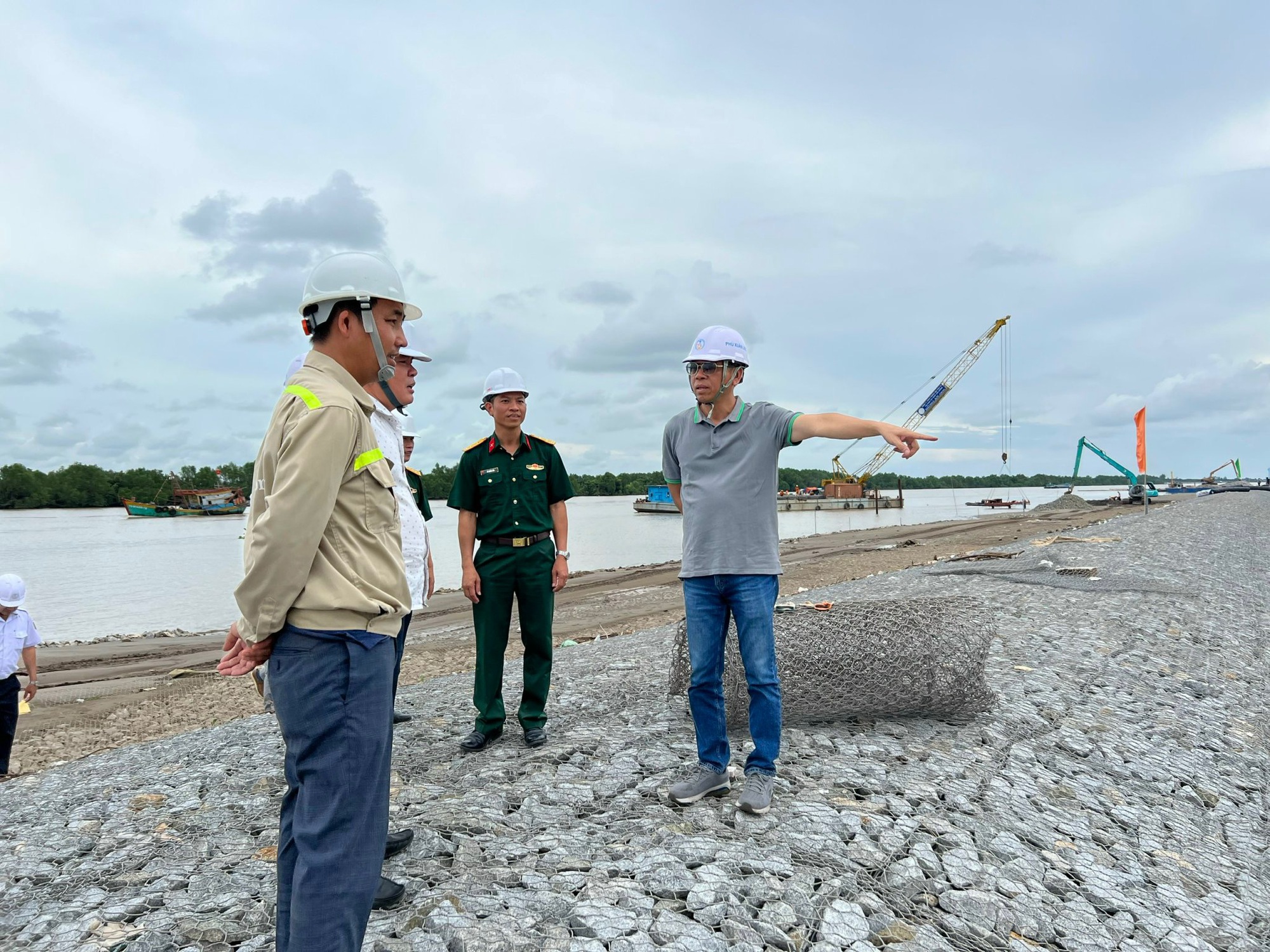 Thứ trưởng GTVT "thúc" tiến độ thi công dự án luồng sông Hậu qua Trà Vinh - Ảnh 3.