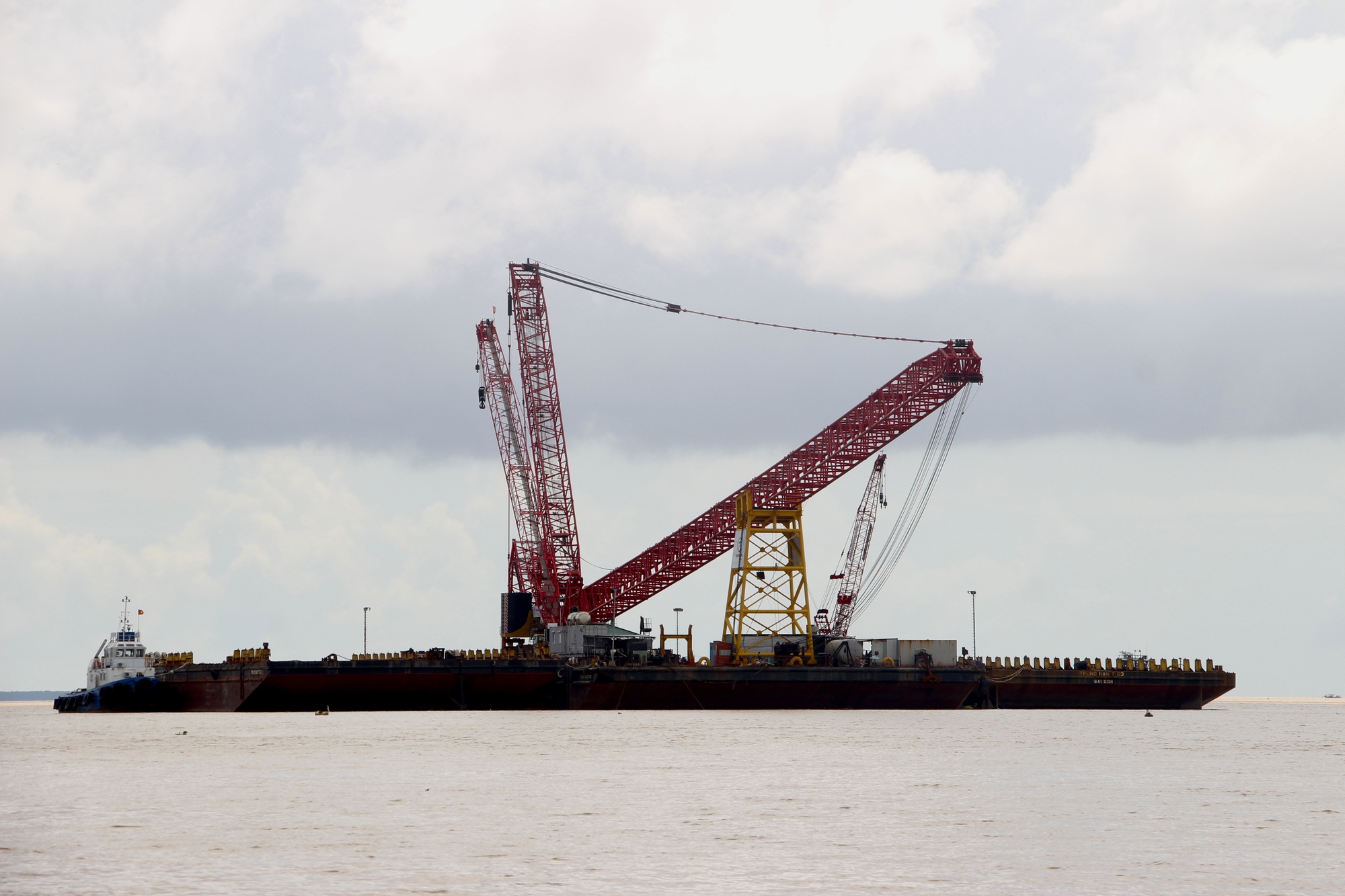 Thứ trưởng GTVT "thúc" tiến độ thi công dự án luồng sông Hậu qua Trà Vinh - Ảnh 2.