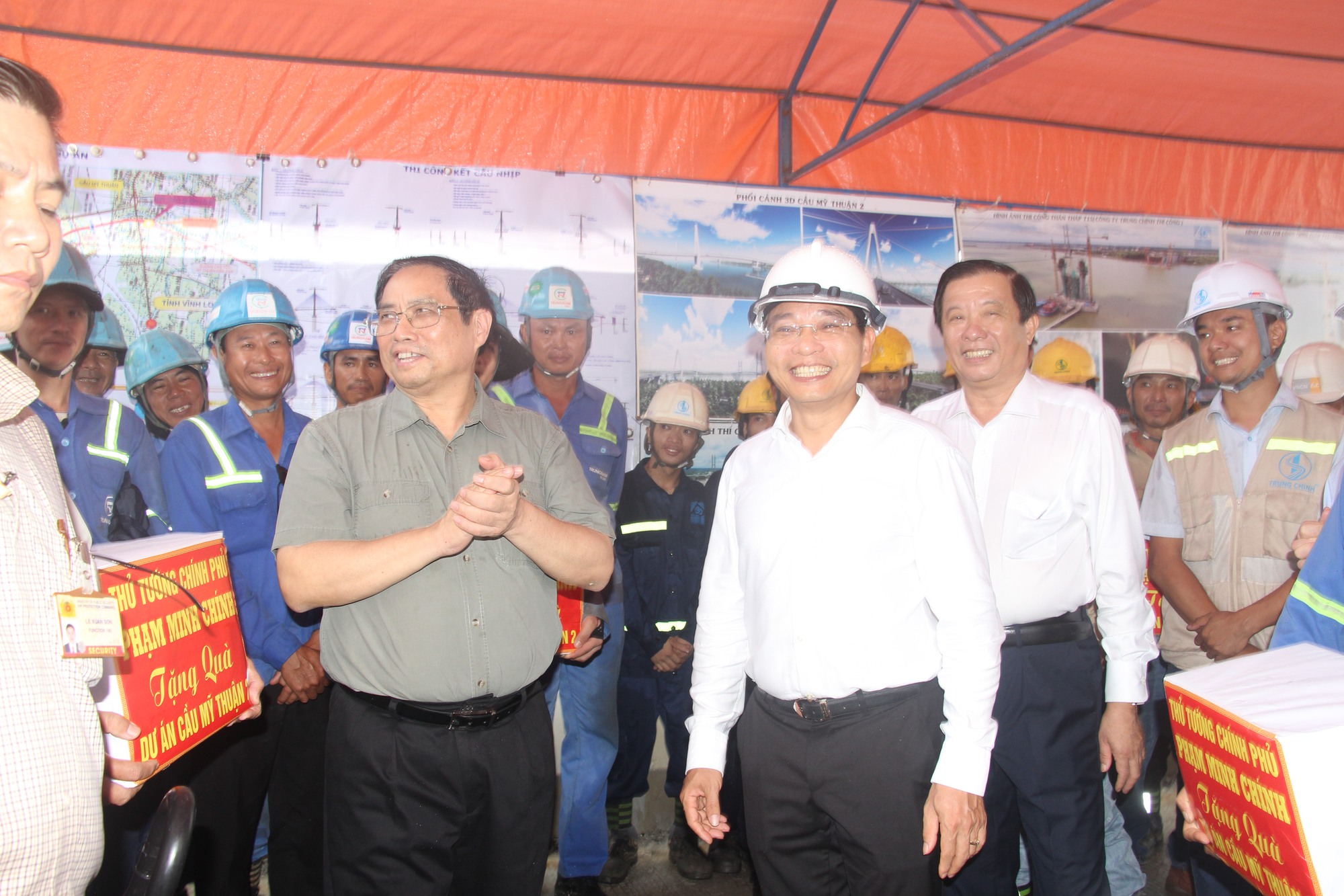 Thủ tướng Phạm Minh Chính kiểm tra dự án cầu Mỹ Thuận 2 và cao tốc Mỹ Thuận - Cần Thơ - Ảnh 3.