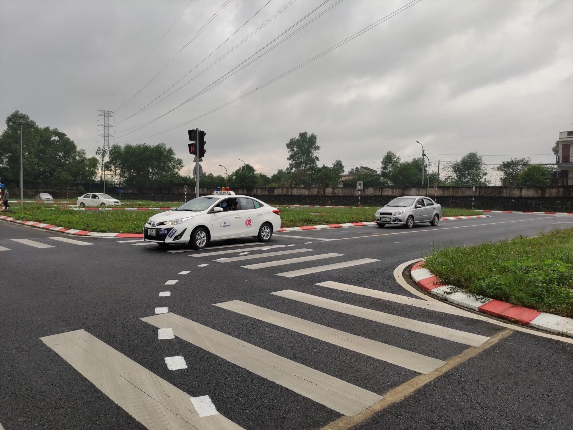 "Dở khóc, dở cười" với học lái xe theo DAT – kỳ cuối: Trách nhiệm thuộc về ai?   - Ảnh 1.