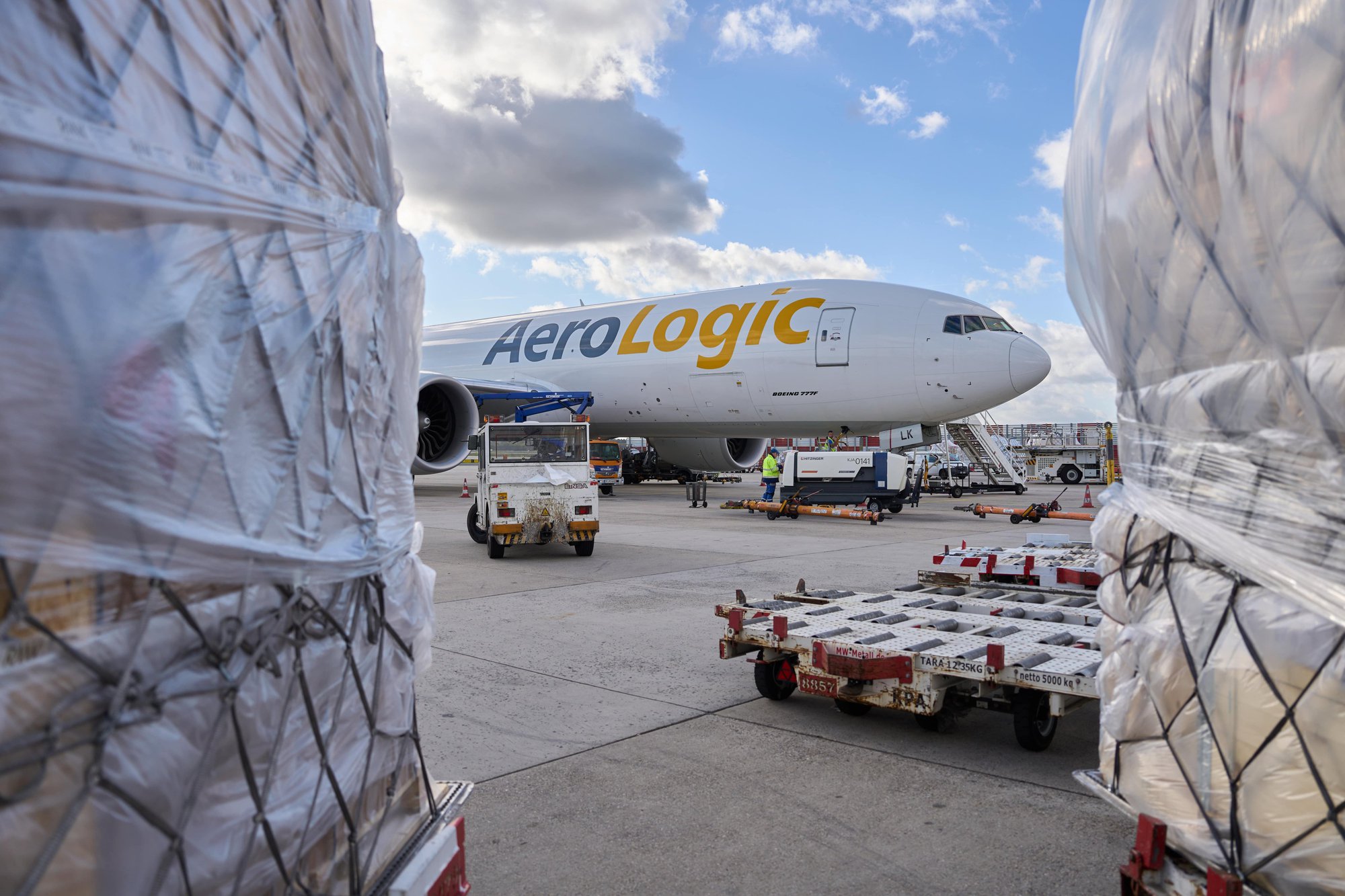 Mở đường bay vận chuyển hàng hoá tới Hà Nội, "ông lớn" Lufthansa Cargo tham vọng gì?
- Ảnh 1. Mở đường bay vận chuyển hàng hoá tới Hà Nội, "ông lớn" Lufthansa Cargo tham vọng gì?
- Ảnh 1.