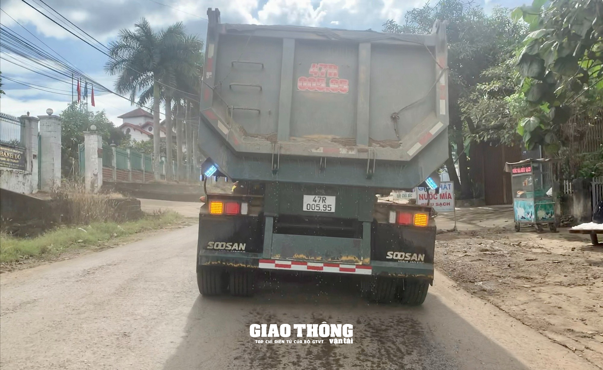 Xe đầu kéo chở cát quá tải, nước chảy lênh láng, mất ATGT ở Đắk Lắk - Ảnh 3.