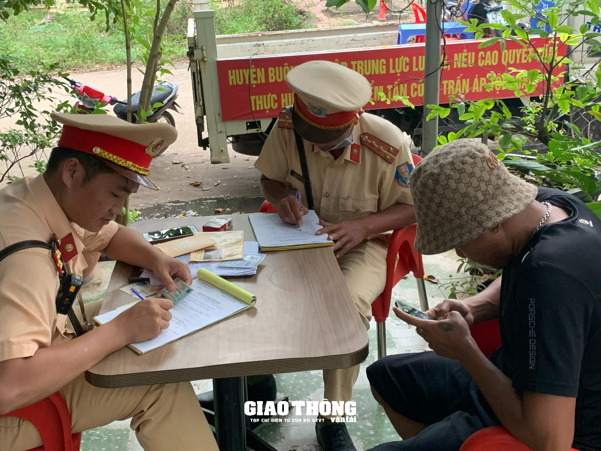 Xe đầu kéo chở cát quá tải, nước chảy lênh láng, mất ATGT ở Đắk Lắk - Ảnh 5.