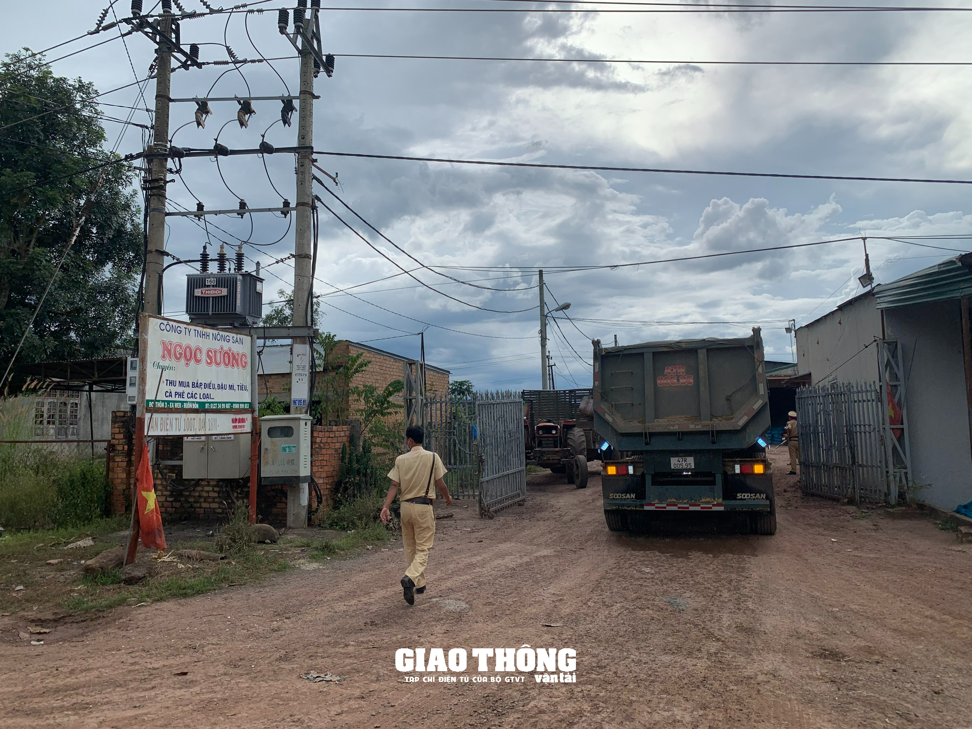 Xe đầu kéo chở cát quá tải, nước chảy lênh láng, mất ATGT ở Đắk Lắk - Ảnh 6.