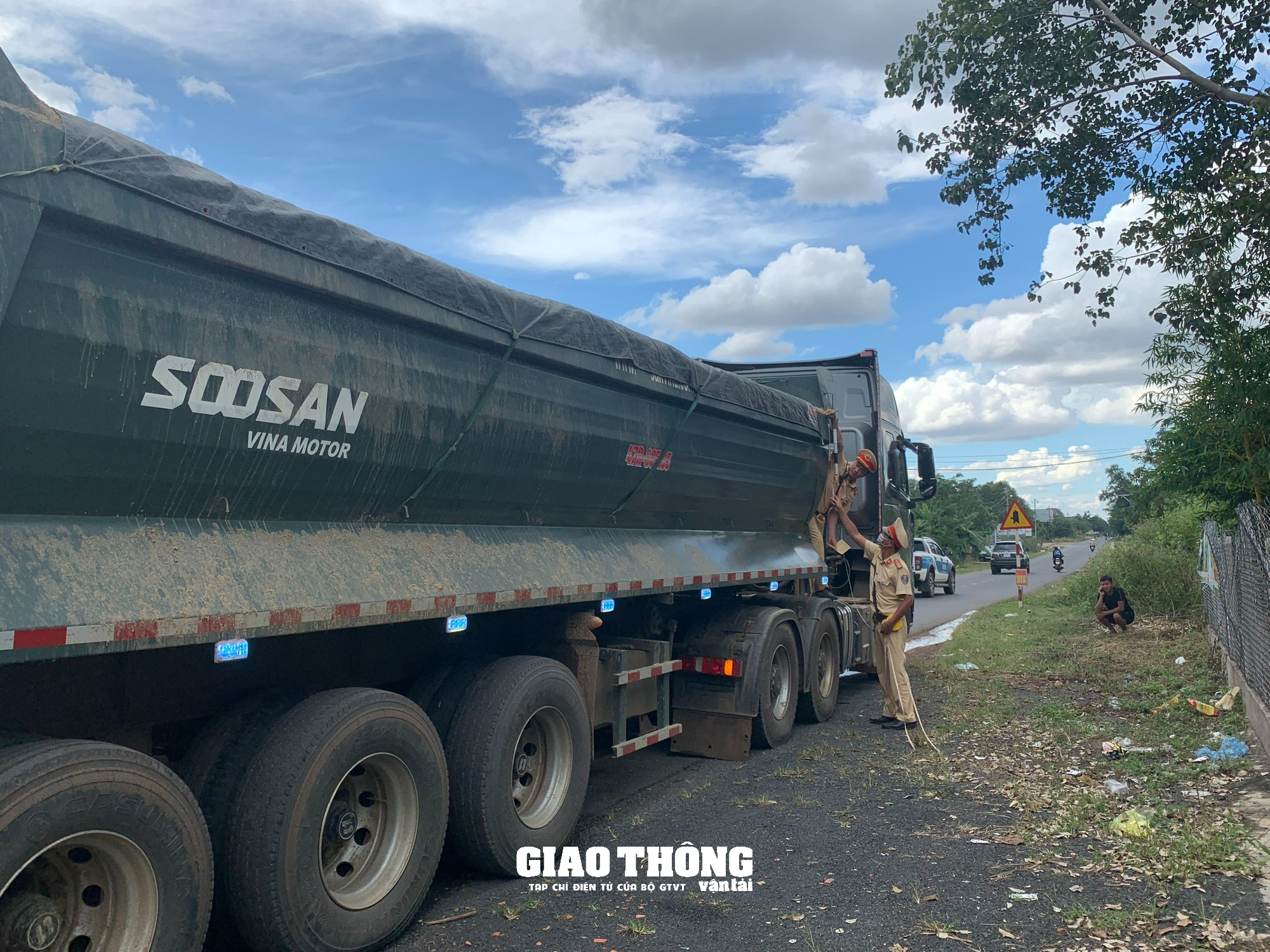 Xe đầu kéo chở cát quá tải, nước chảy lênh láng, mất ATGT ở Đắk Lắk - Ảnh 7.