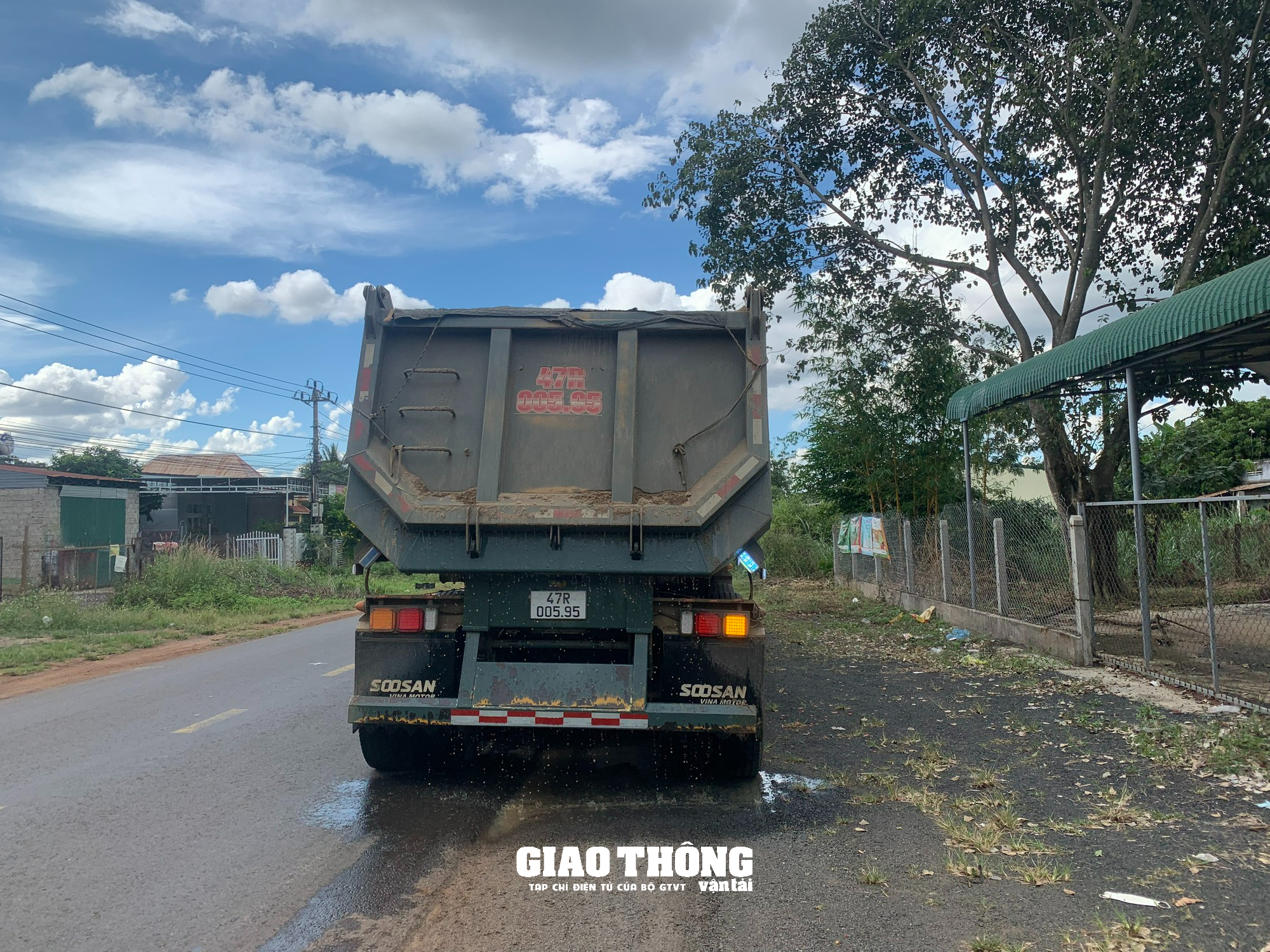 Xe đầu kéo chở cát quá tải, nước chảy lênh láng, mất ATGT ở Đắk Lắk - Ảnh 8.