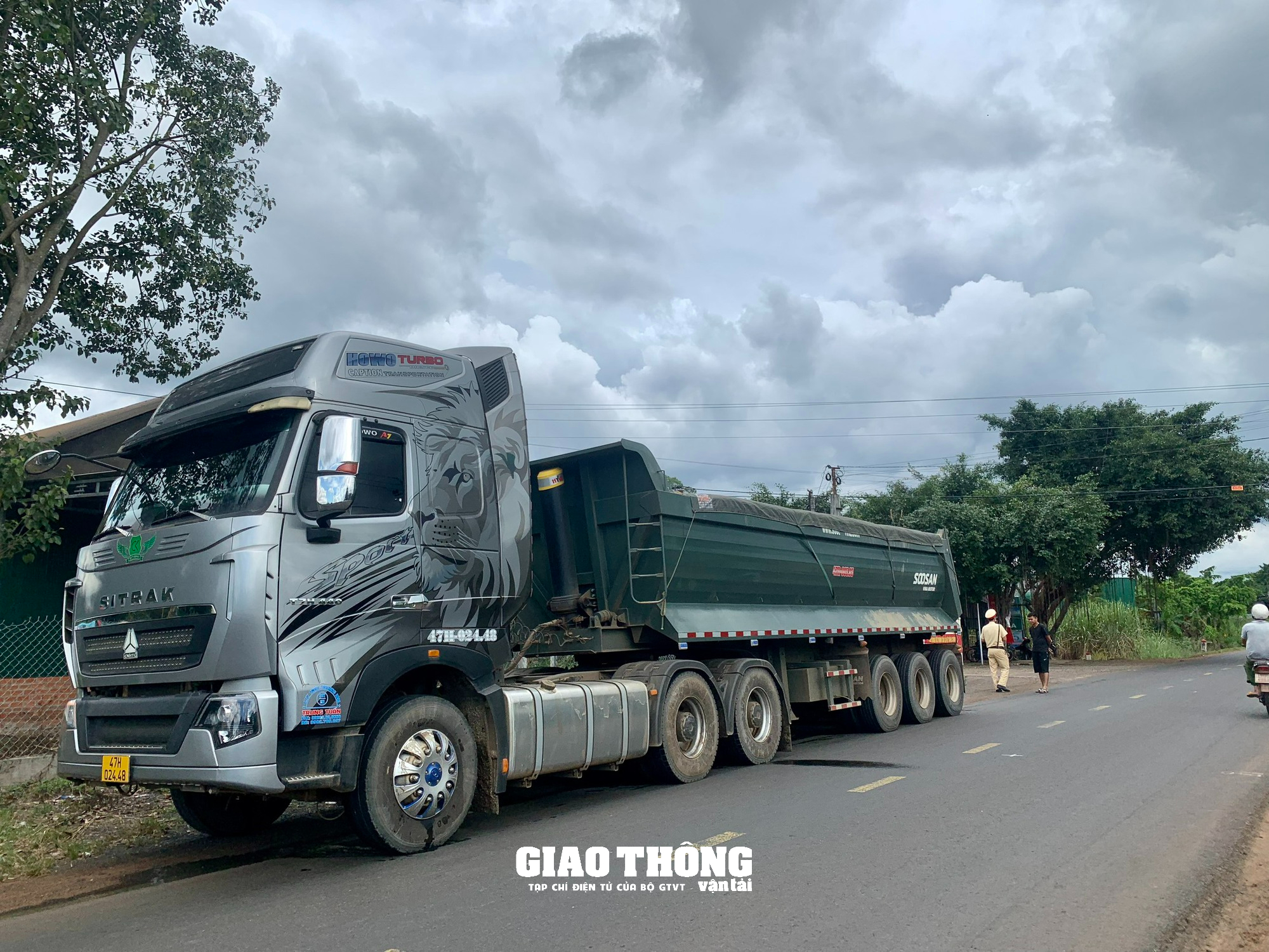 Đắk Lắk: CSGT huyện Buôn Đôn "đón lõng" xử lý xe chở cát ướt quá tải - Ảnh 1.