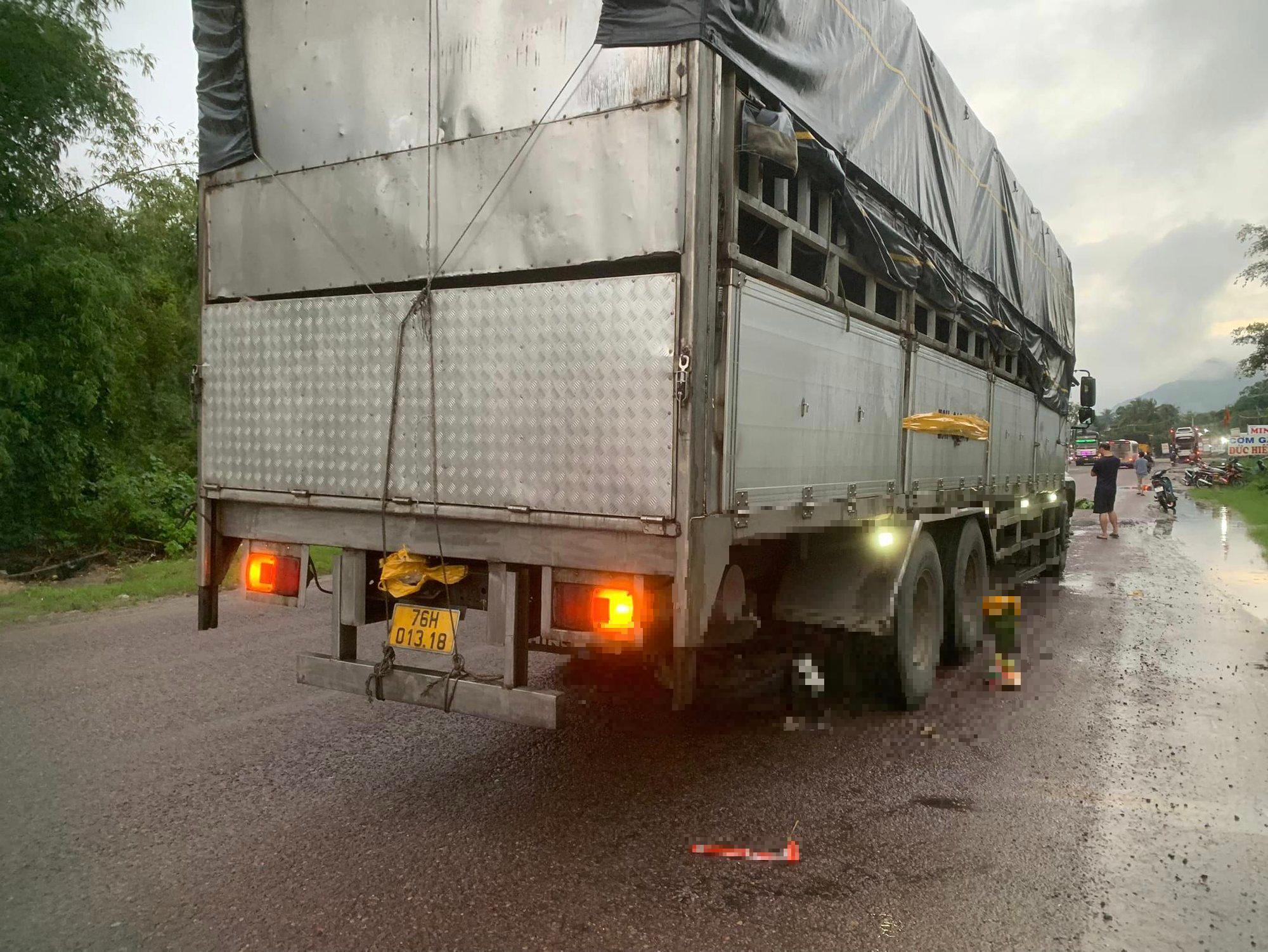 Nghẹn ngào đám tang 3 mẹ con tử vong do bị xe tải tông ở Phú Yên - Ảnh 4.