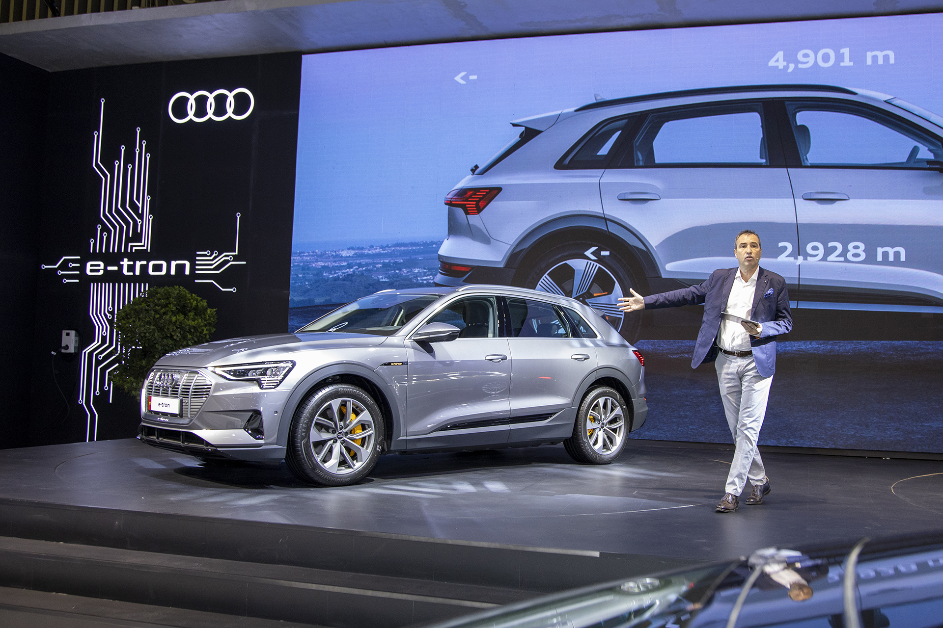Mẫu xe thuần điện hạng sang Audi e-Tron SUV ra mắt tại triển lãm ô tô Vietnam Motor Show 2022. Mẫu xe thuần điện hạng sang Audi e-Tron SUV ra mắt tại triển lãm ô tô Vietnam Motor Show 2022.
