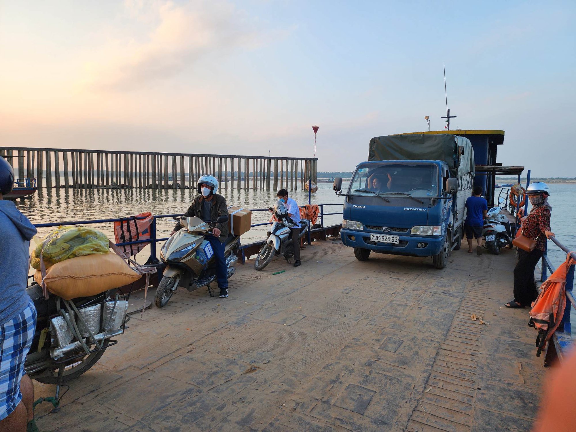 Hà Nội: Bến phà Vân Phúc chở ô tô, người qua sông Hồng tiền ẩn TNGT - Ảnh 3.