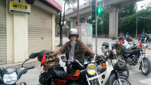 Cụ ông 86 tuổi vẫn rong ruổi các cung đường Tây Bắc bằng “xế cổ” - Ảnh 1.