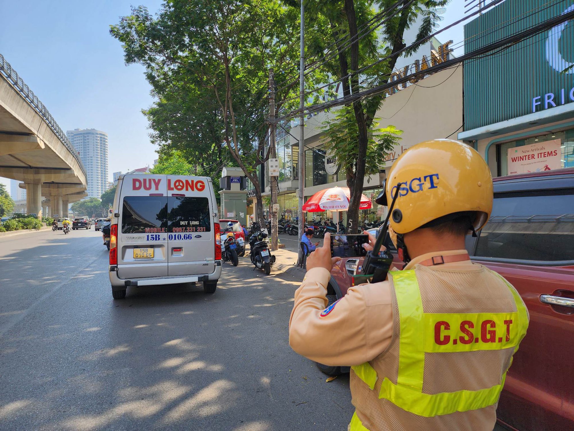  Cận cảnh CSGT tuần tra trên đường quay video ghi hình "bắt" xe khách vi phạm  - Ảnh 1.